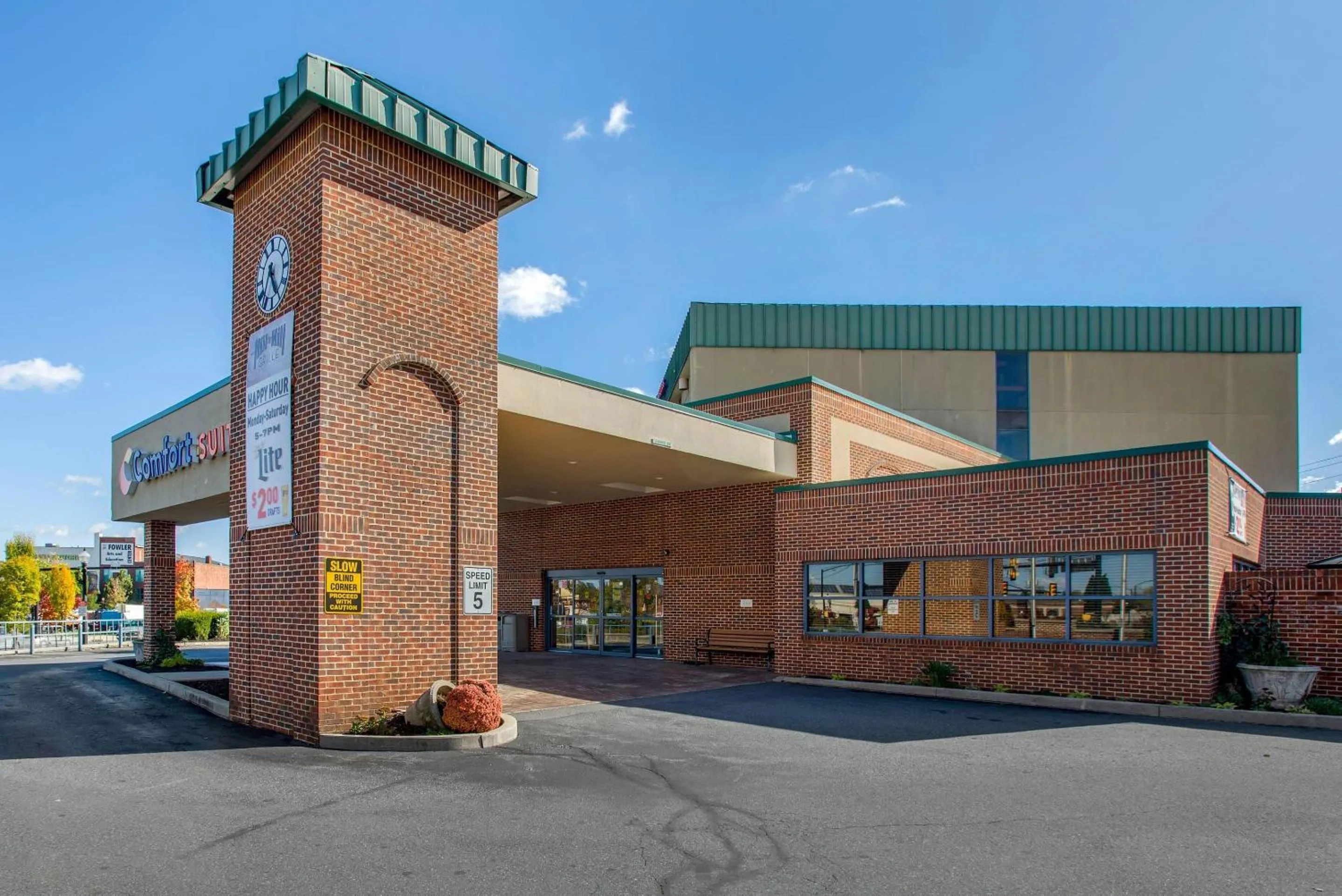 Property building in Comfort Suites Bethlehem Near Lehigh University and LVI Airport