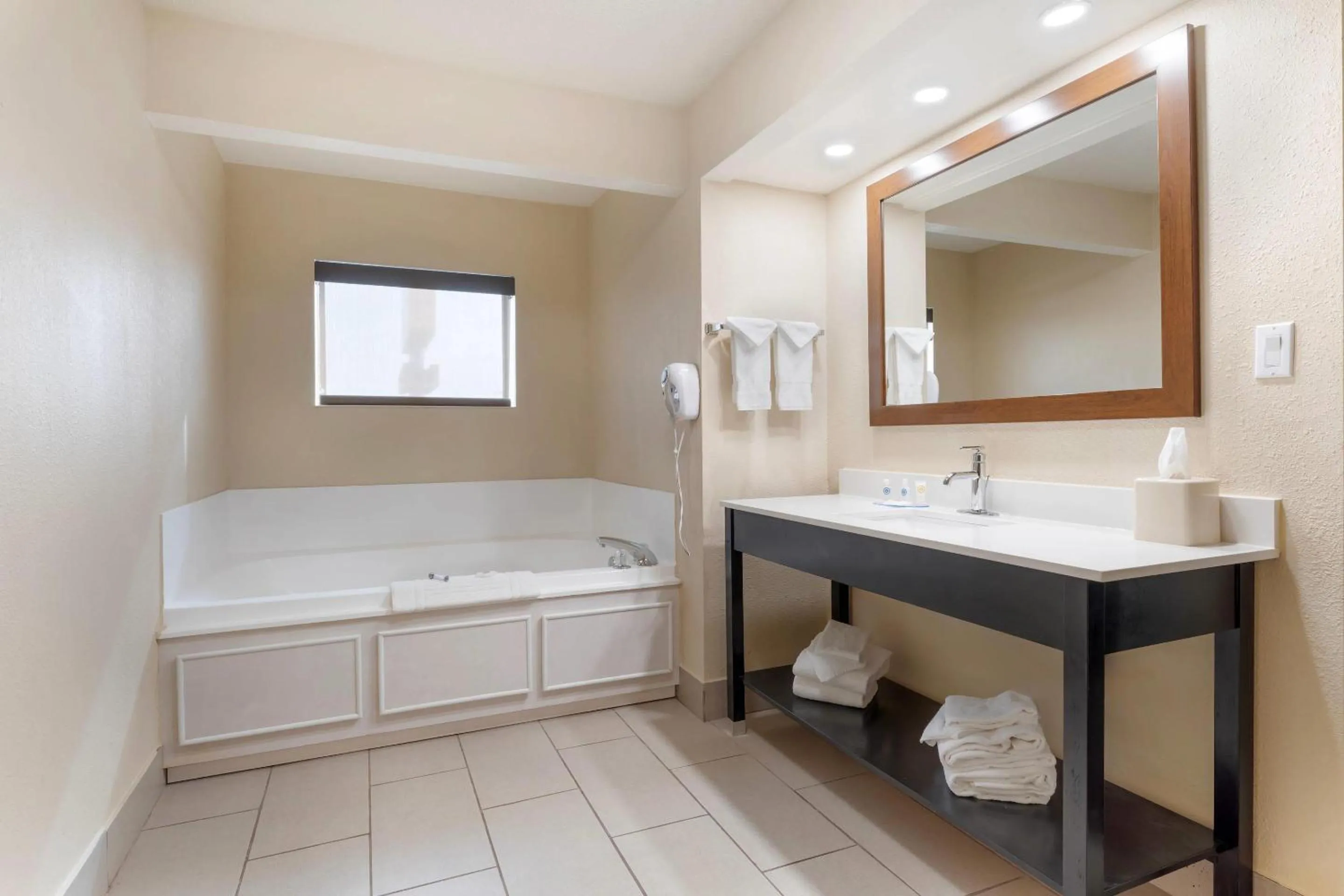 Bedroom in Comfort Inn Ebensburg