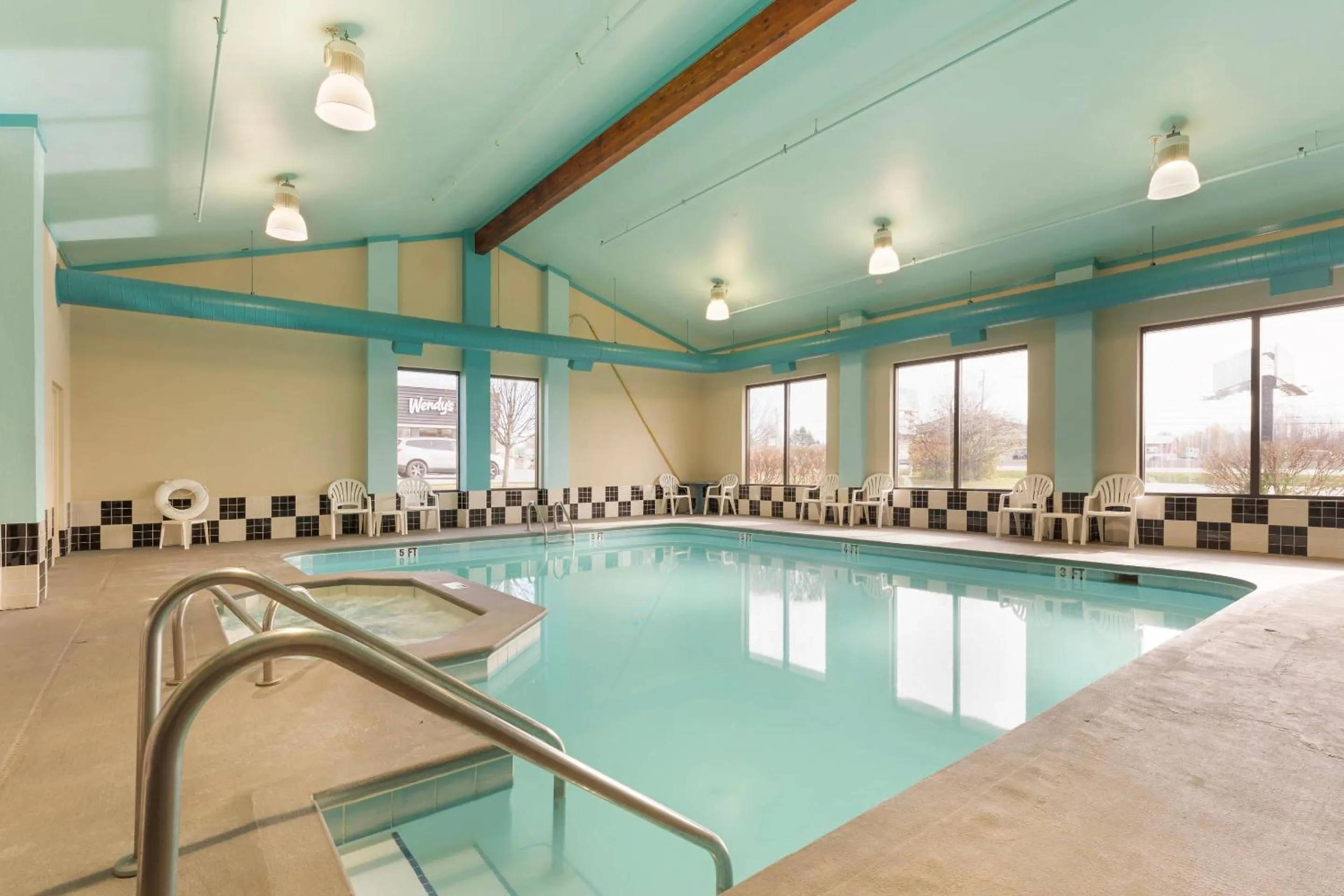 Swimming pool in Comfort Inn Ebensburg