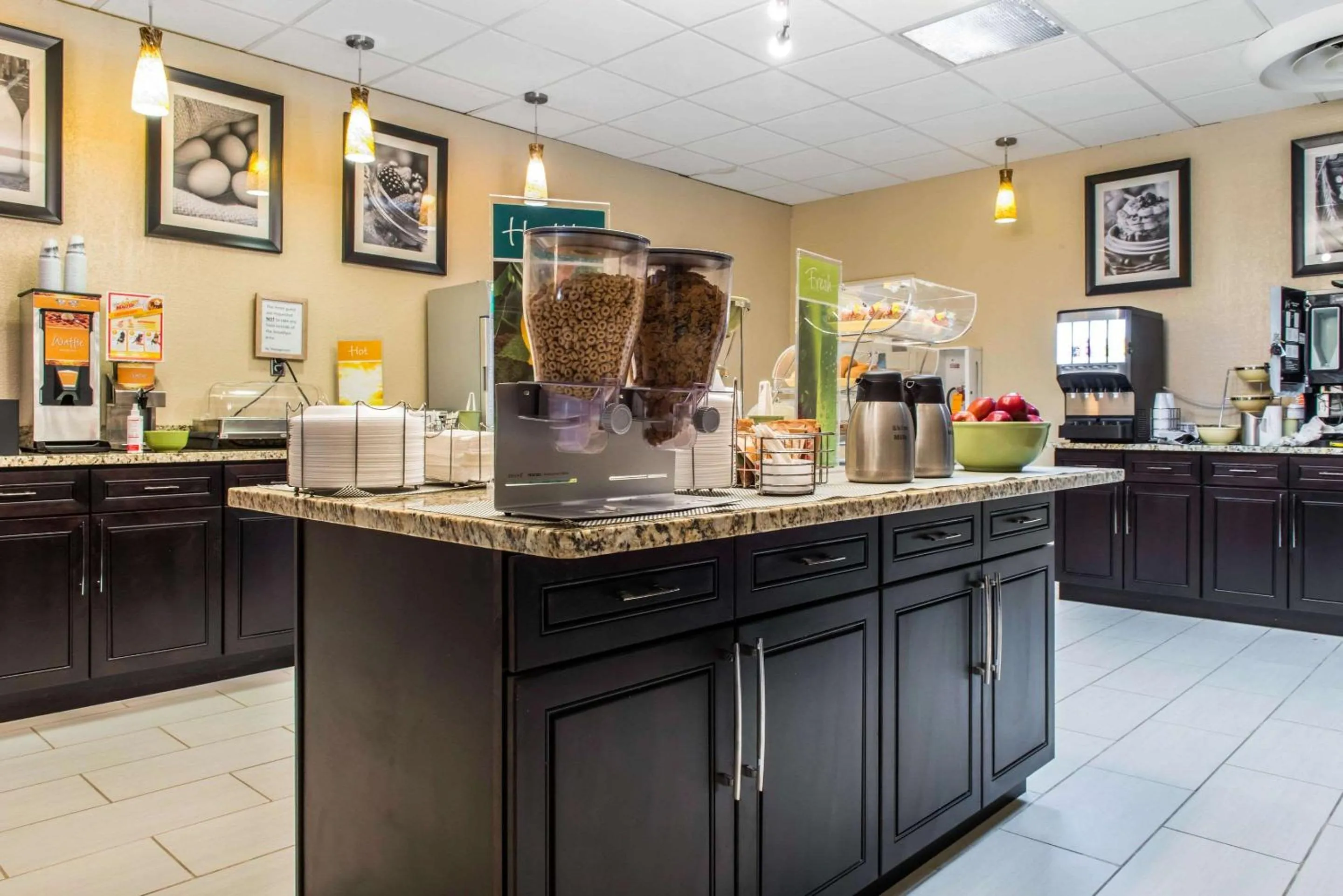 Restaurant/places to eat in Quality Inn