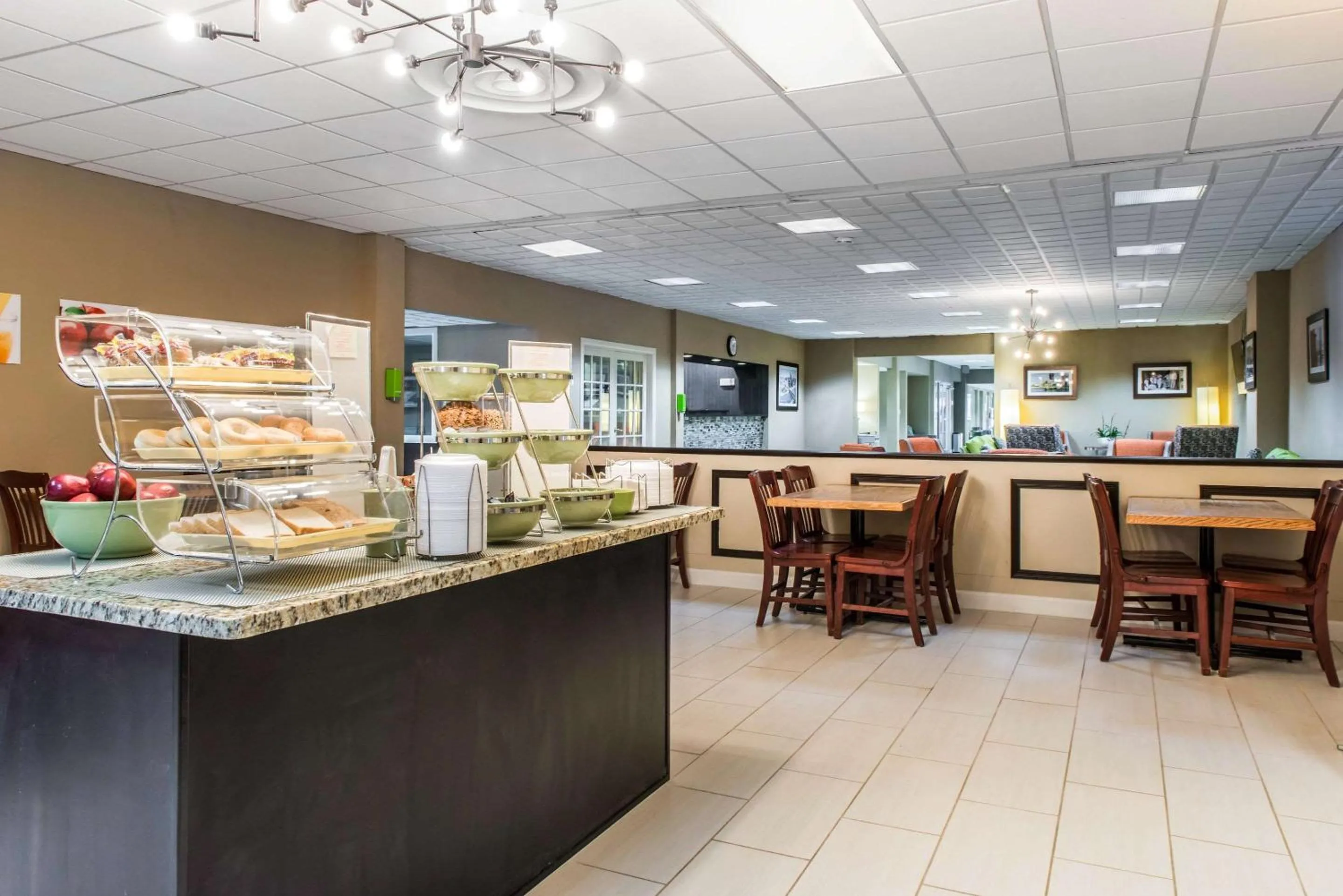 Restaurant/places to eat in Quality Inn