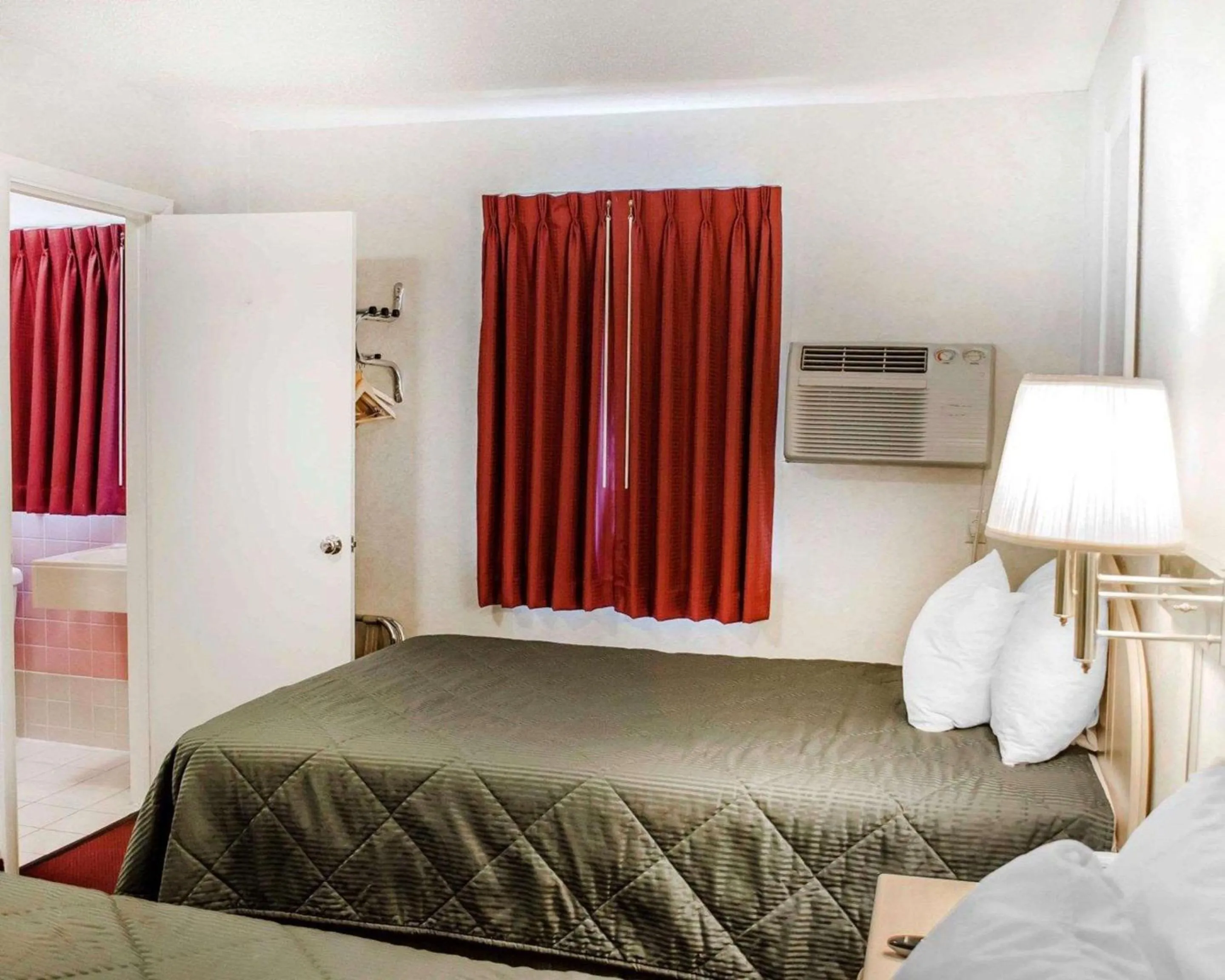 Bathroom, Bed in Rodeway Inn Dillsburg