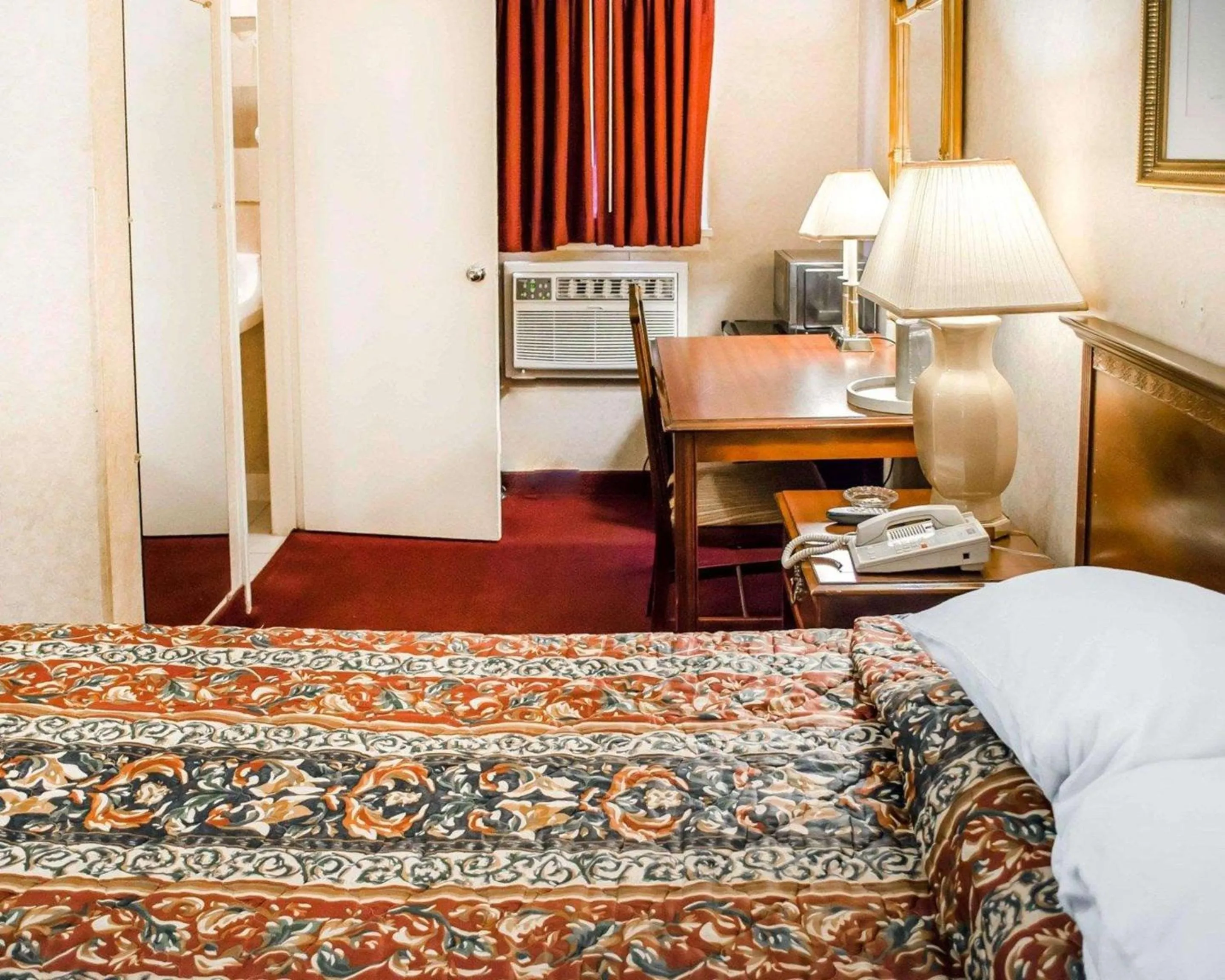 Photo of the whole room, Bed in Rodeway Inn Dillsburg