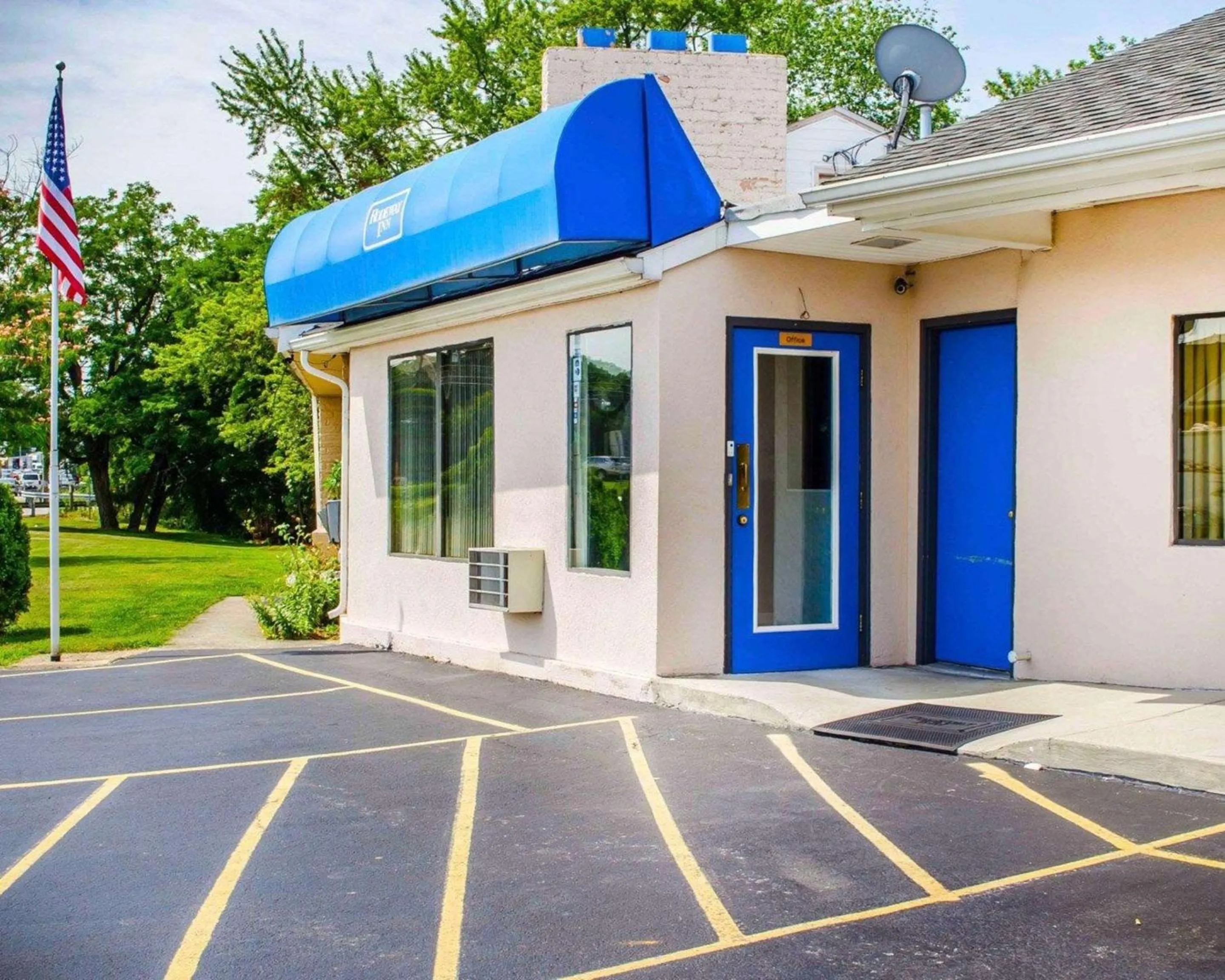 Property building in Rodeway Inn Dillsburg