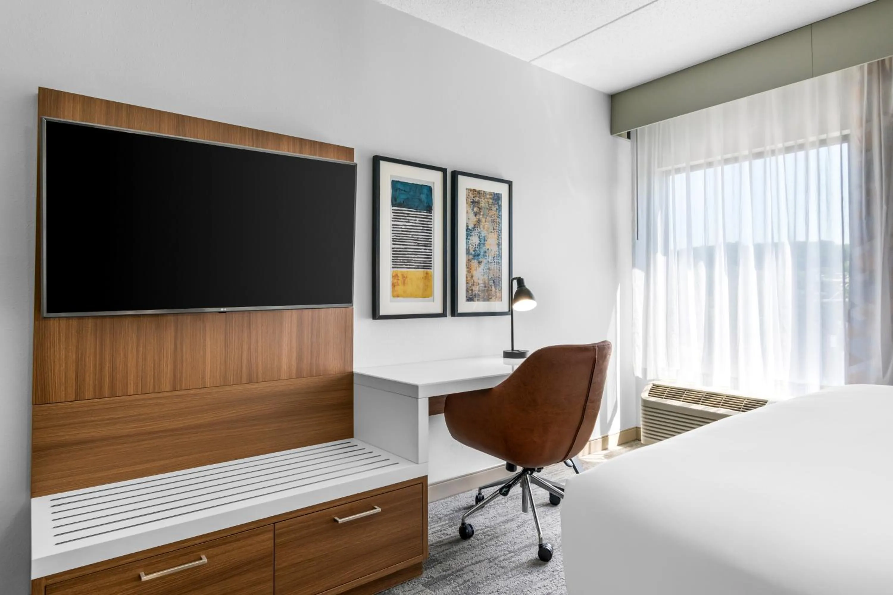 TV and multimedia, Bed in Comfort Inn & Suites York North
