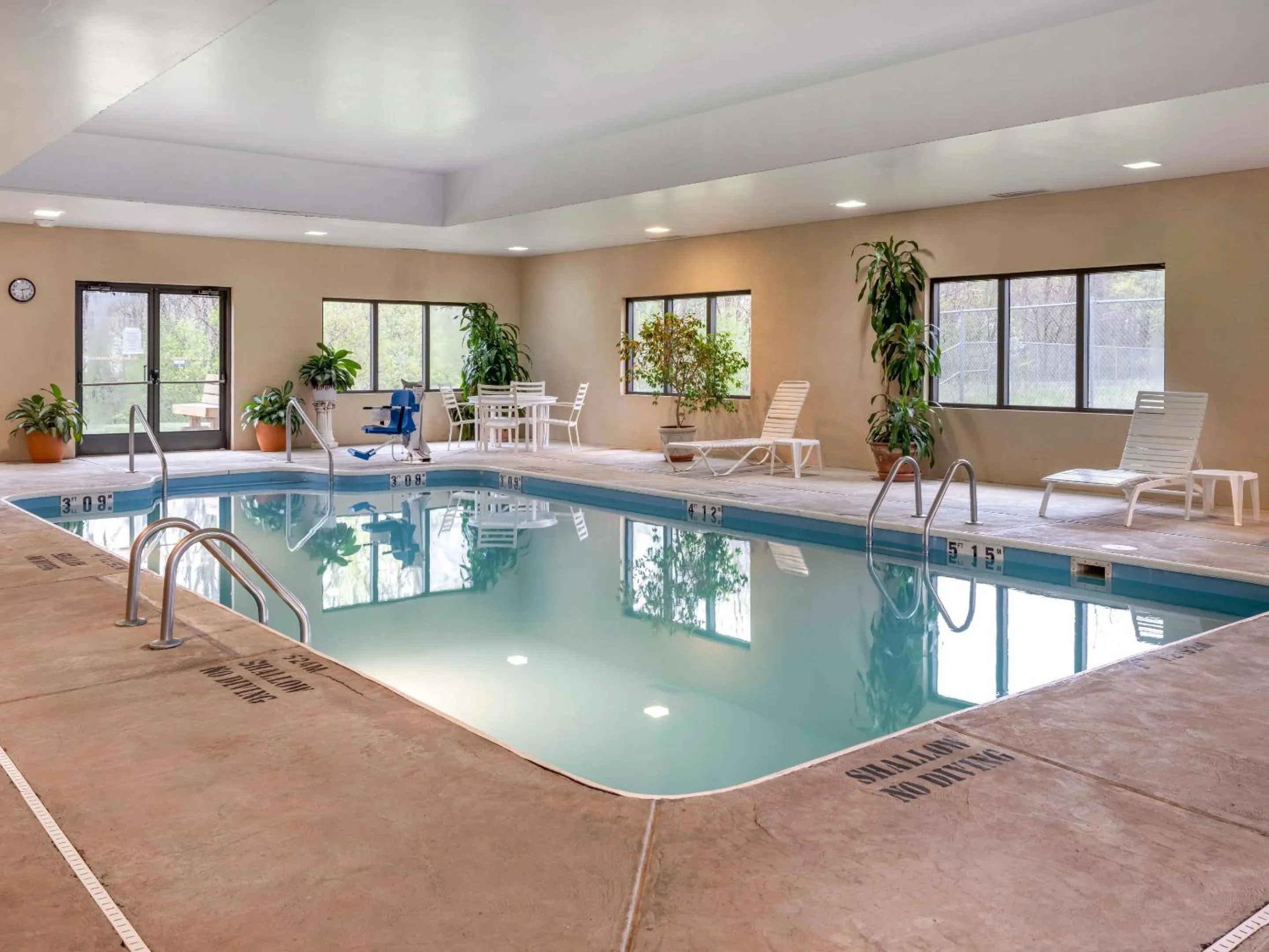 Swimming pool in Comfort Inn Duncansville - Altoona