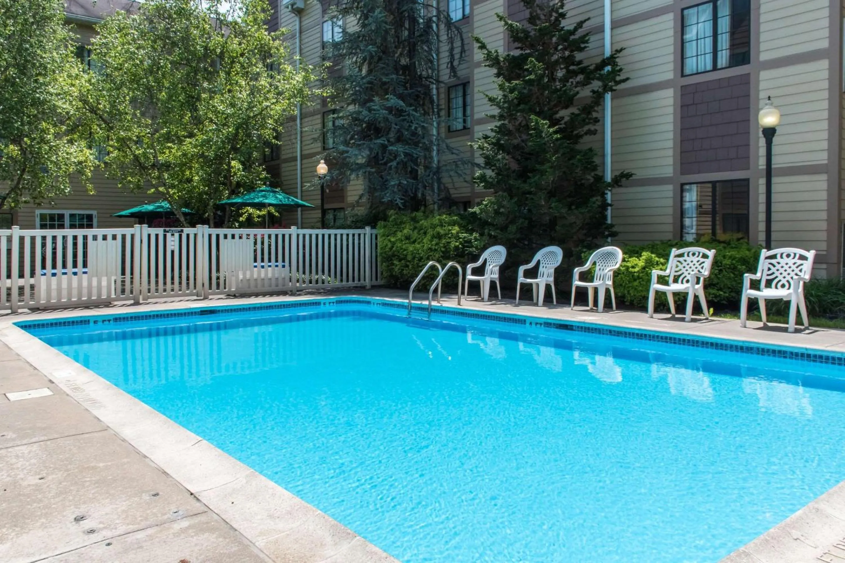 Swimming pool in Extended Stay America Suites - Lancaster County