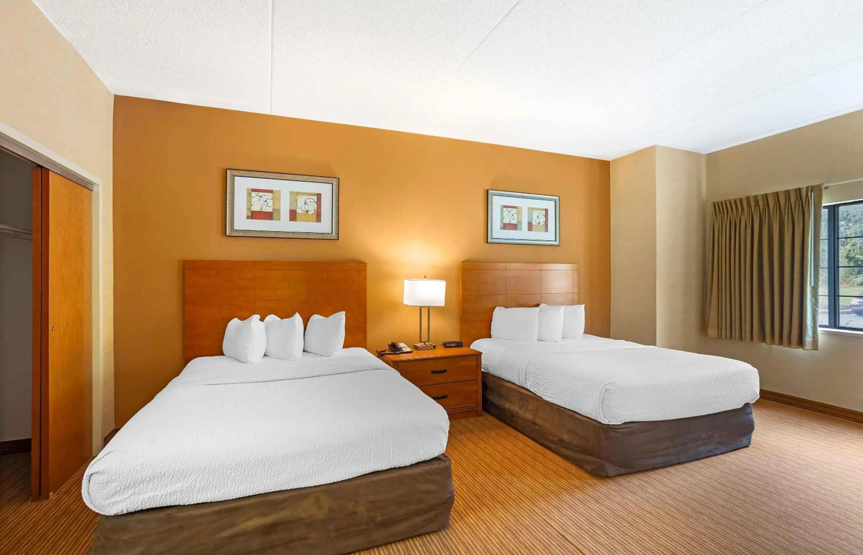 Bedroom, Bed in Extended Stay America Suites - Lancaster County