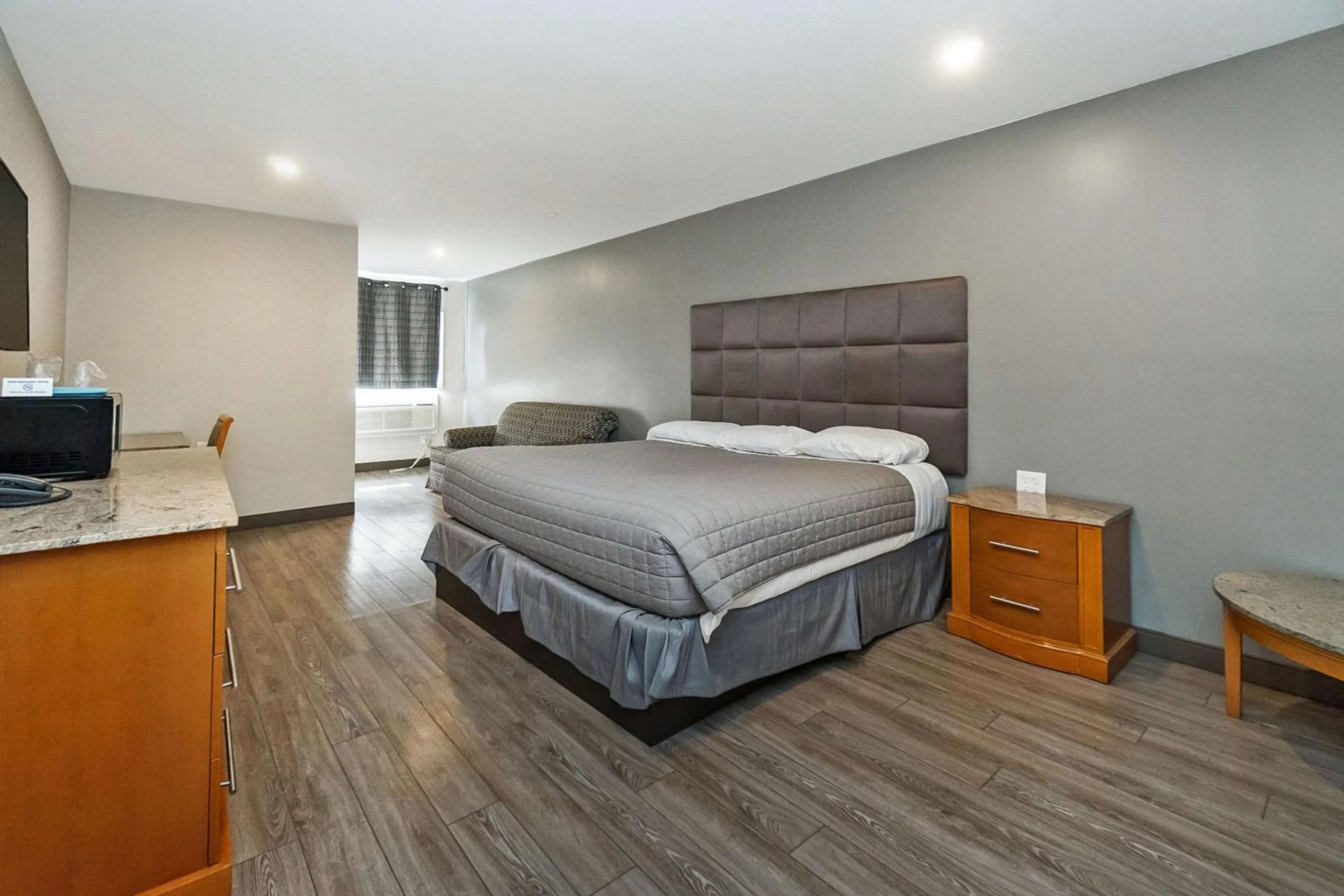 Bedroom in Rodeway Inn Moosic - Scranton