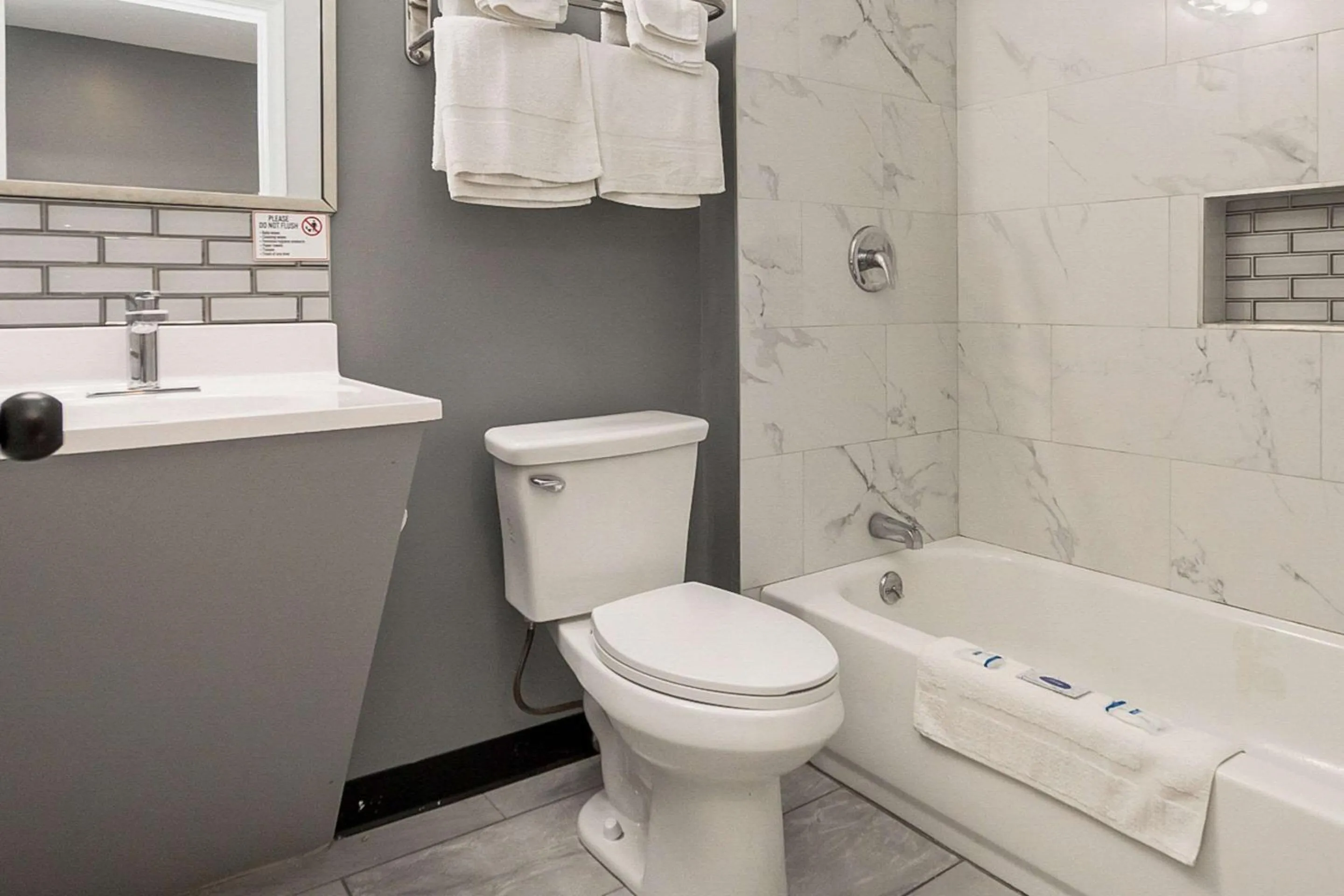 Bedroom in Rodeway Inn Moosic - Scranton