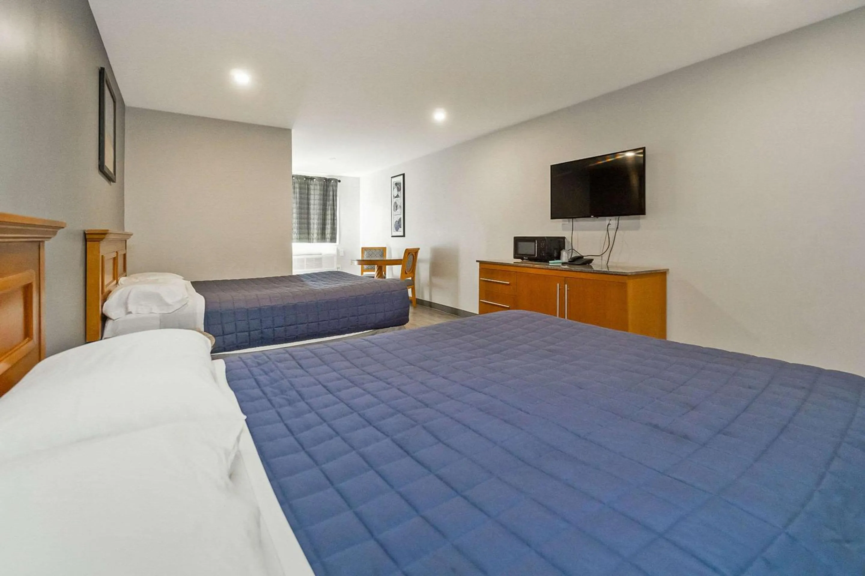 Bedroom in Rodeway Inn Moosic - Scranton