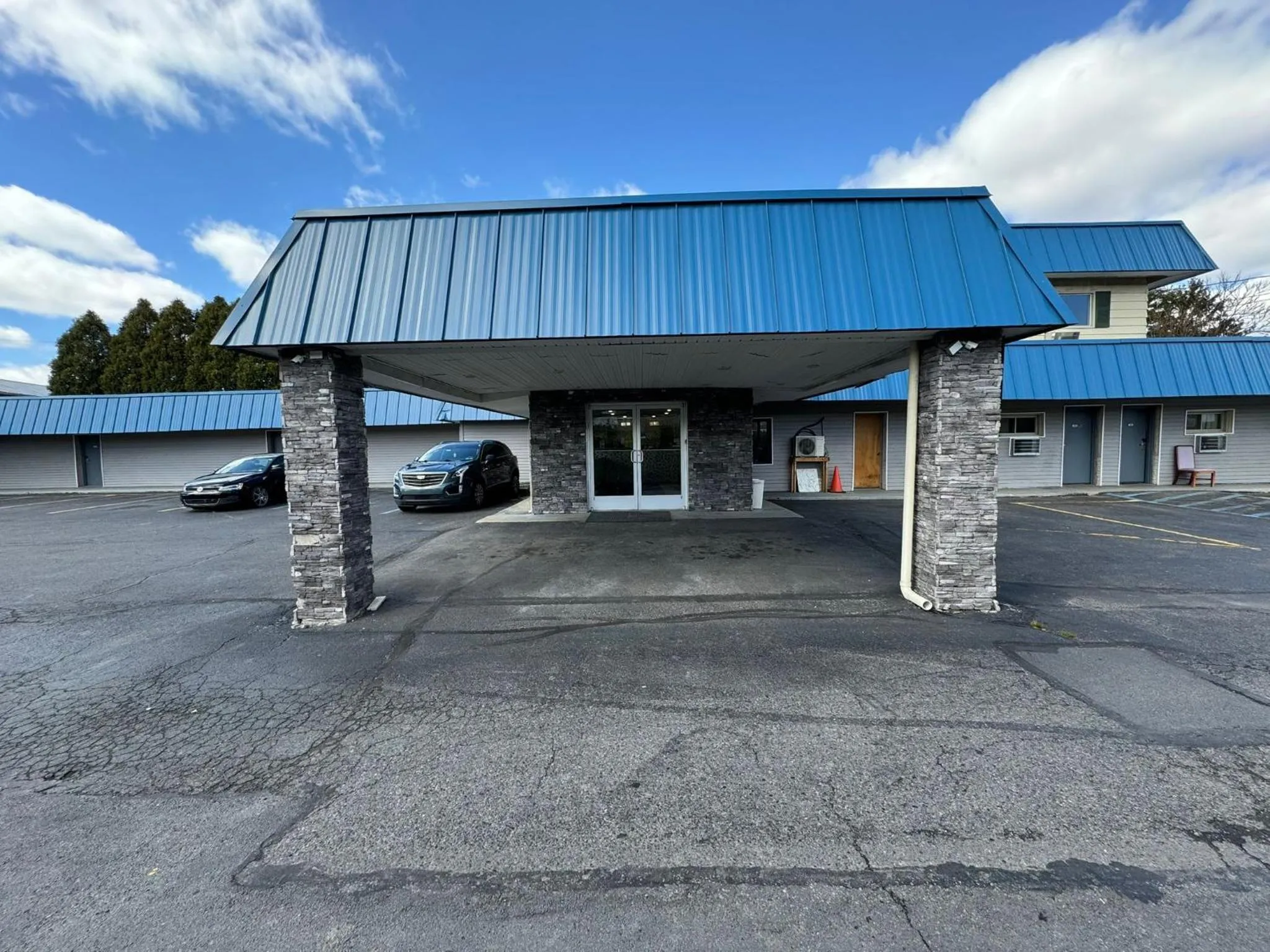 Property building in Rodeway Inn Moosic - Scranton