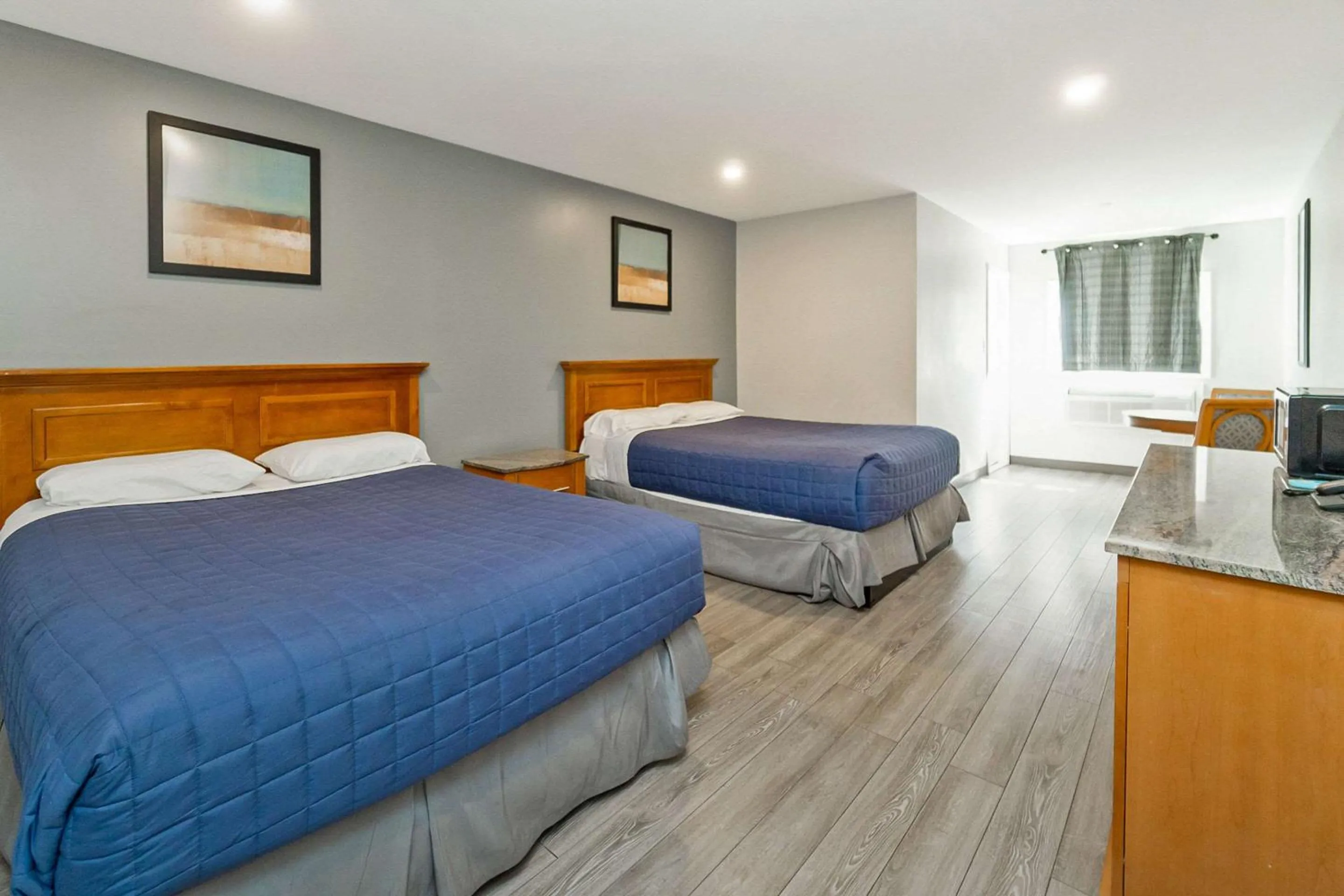 Bedroom in Rodeway Inn Moosic - Scranton