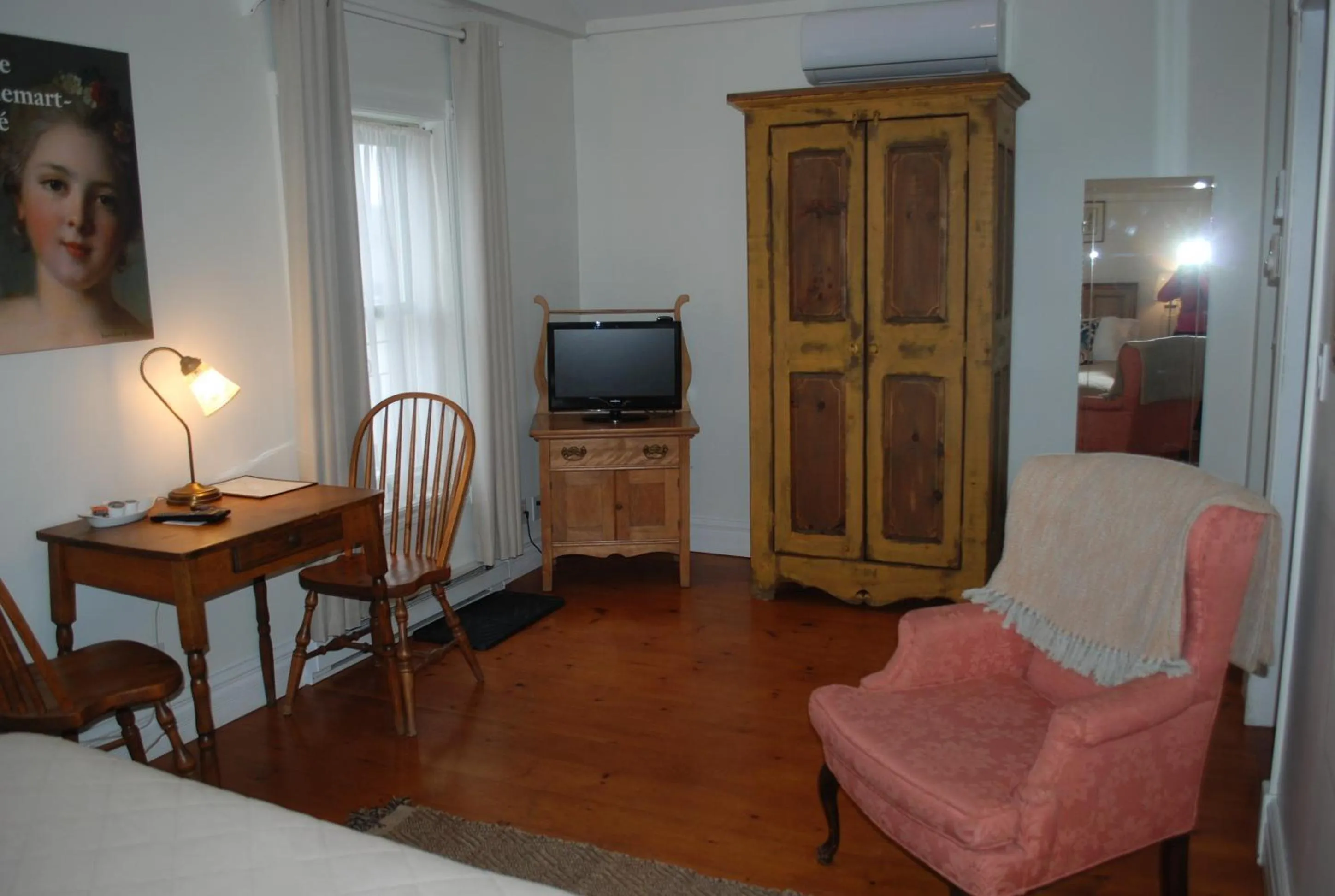 Photo of the whole room in AUBERGE Knowlton