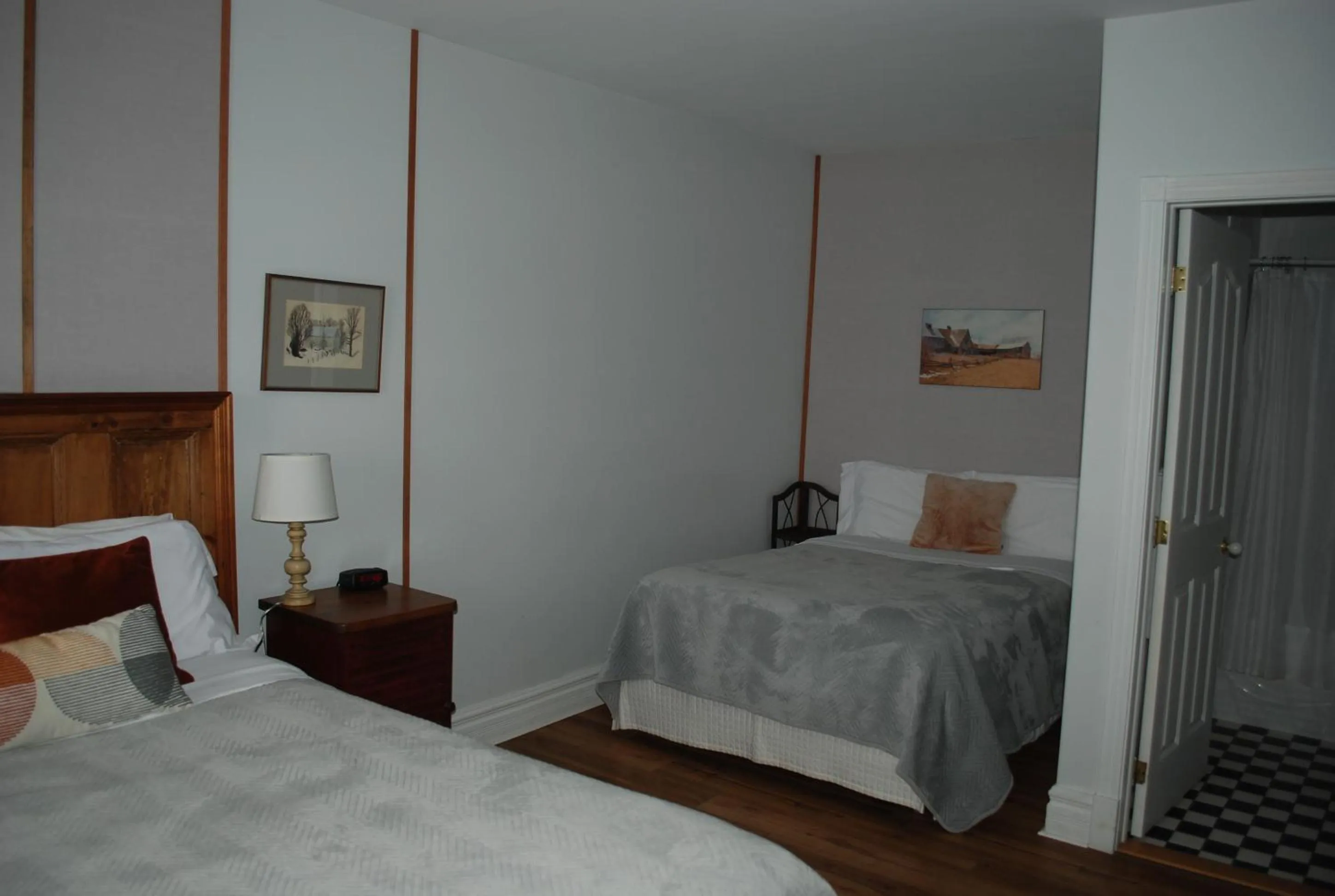 Photo of the whole room, Bed in AUBERGE Knowlton