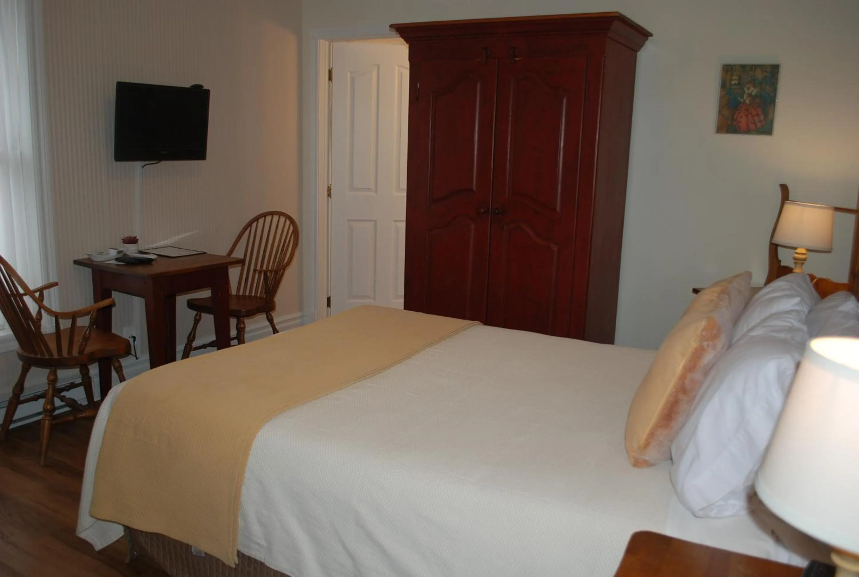 Photo of the whole room, Bed in AUBERGE Knowlton