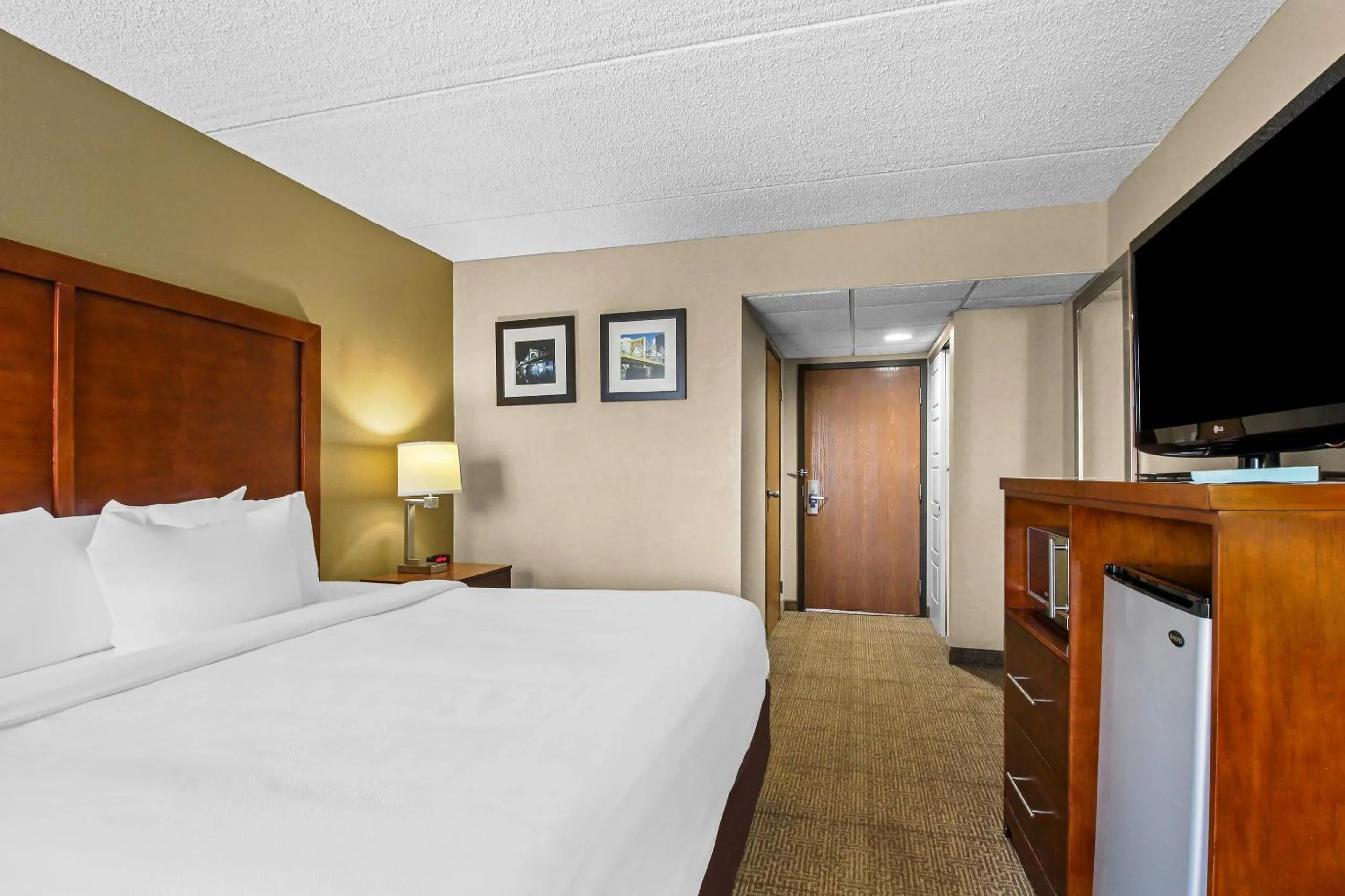 Bedroom, Bed in Comfort Inn Cranberry Twp