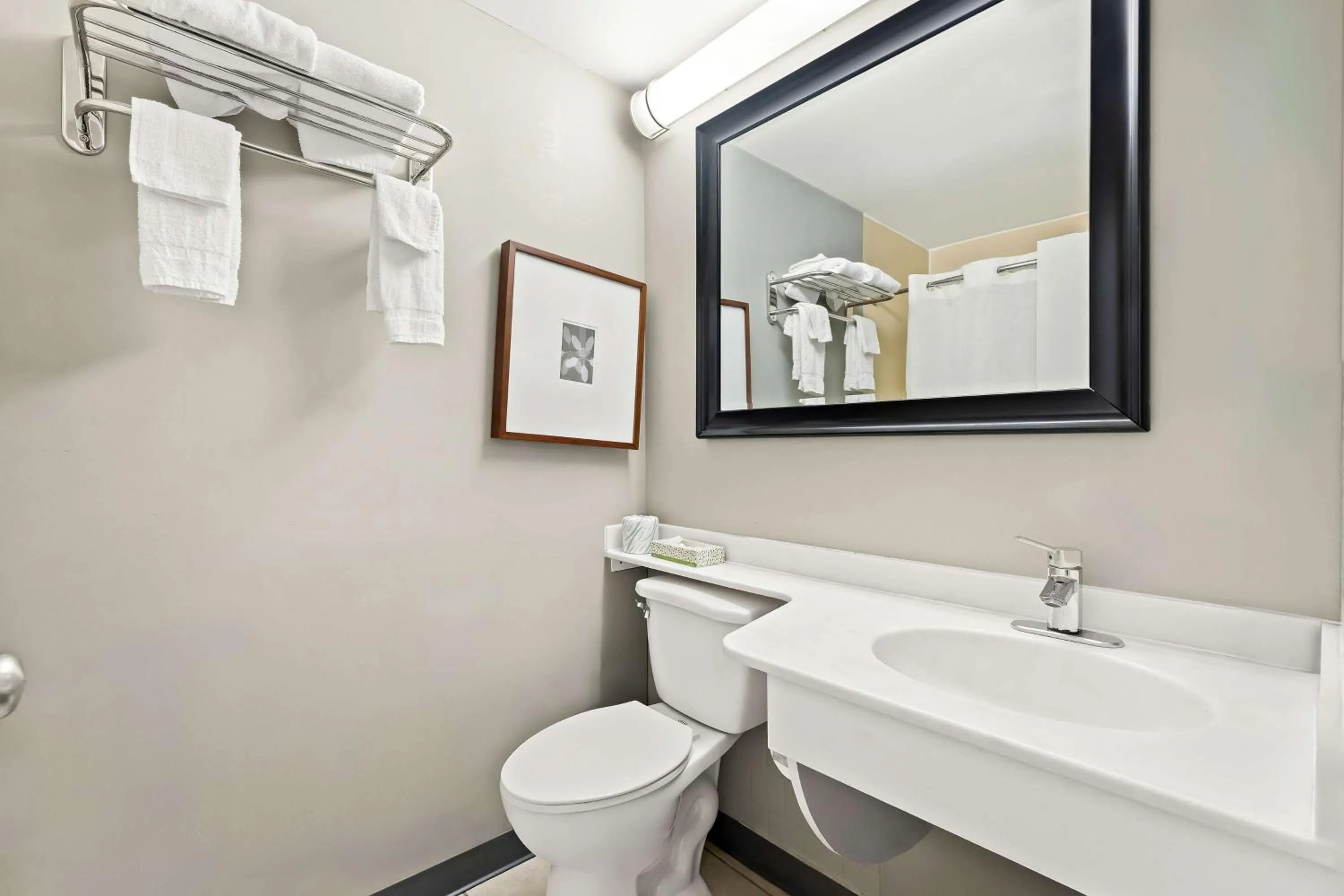 Bathroom in Knights Inn Montgomeryville