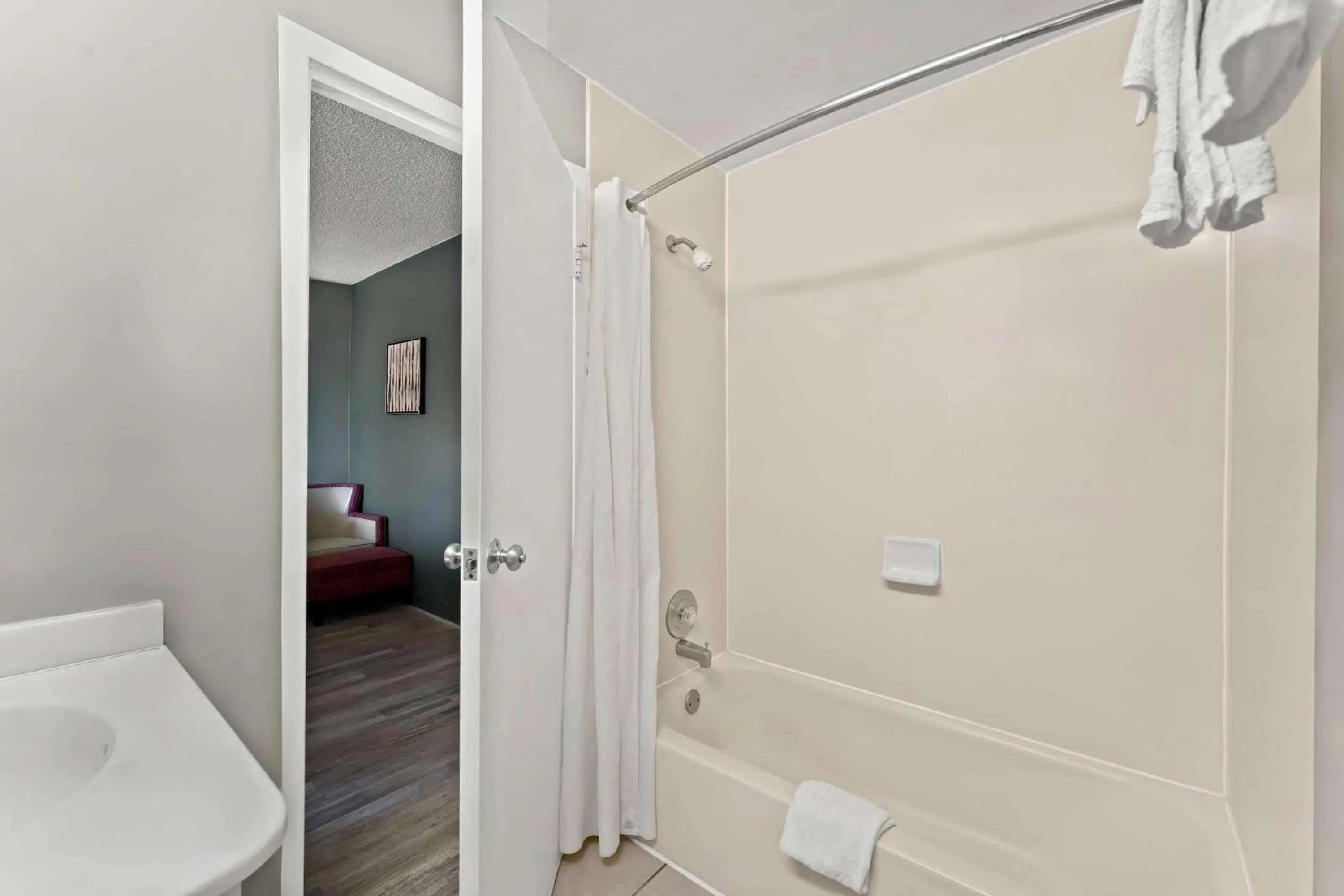 Bathroom in Knights Inn Montgomeryville