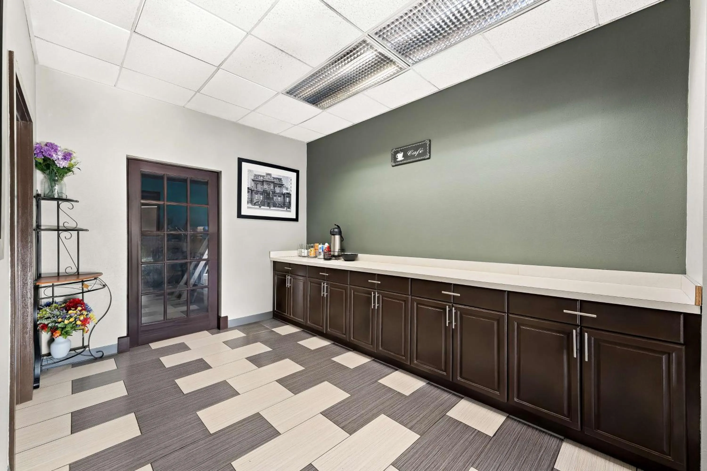 Food and drinks in Knights Inn Montgomeryville