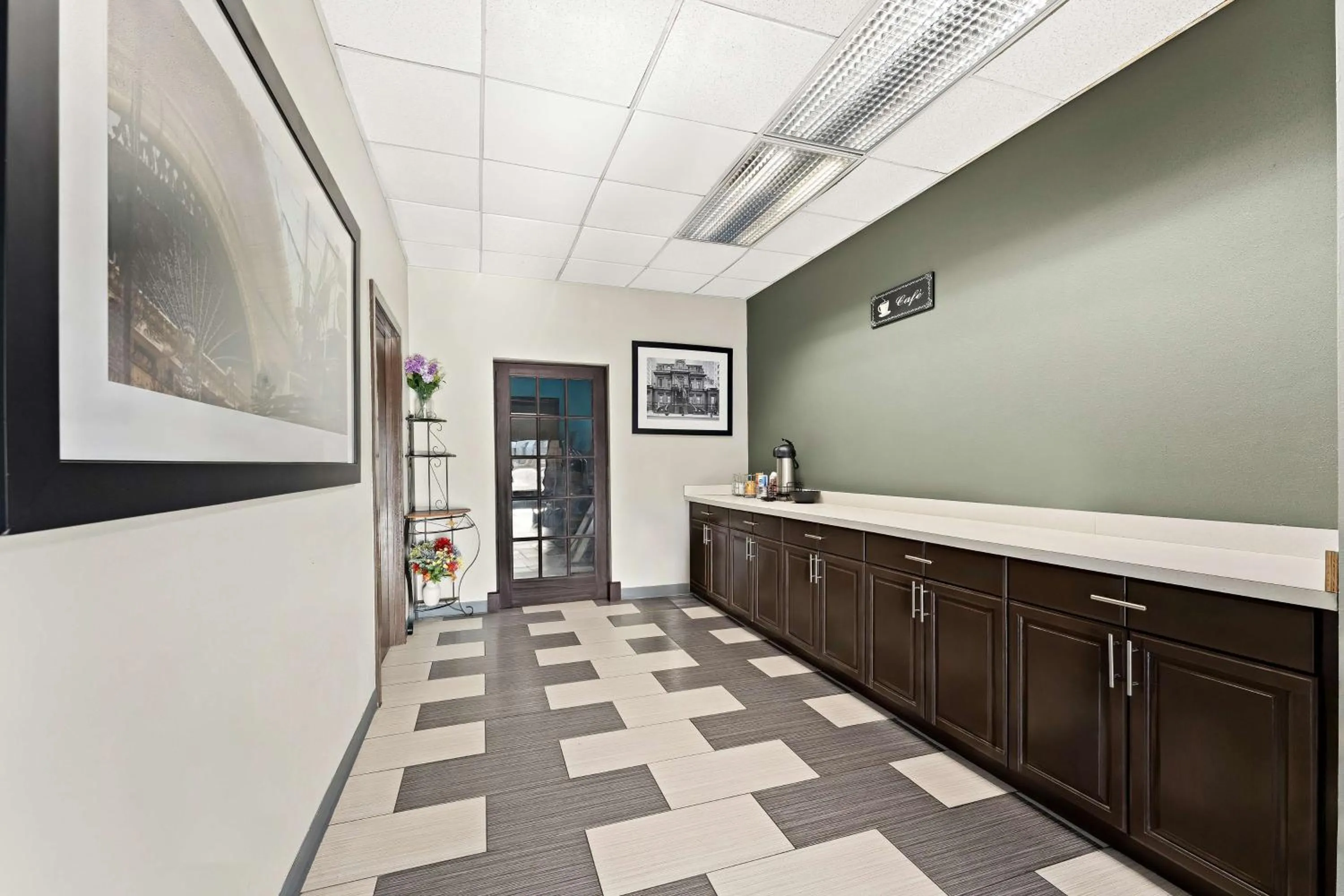 Food and drinks in Knights Inn Montgomeryville