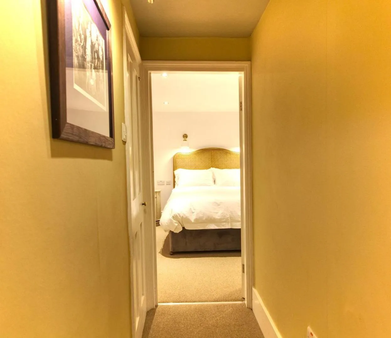 Bedroom, Bed in The Artists Retreat - Hastings