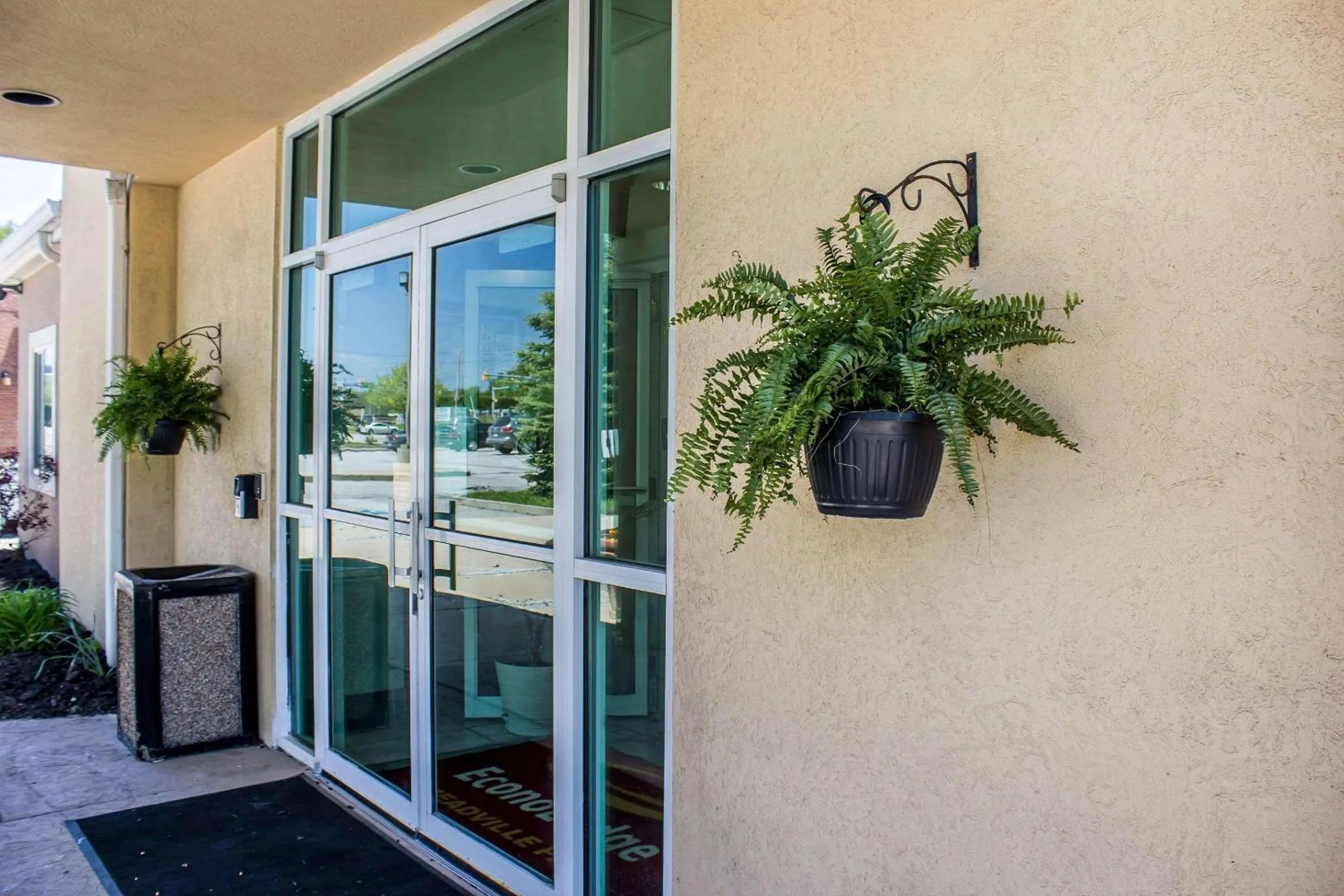 Property building in Econo Lodge Meadville