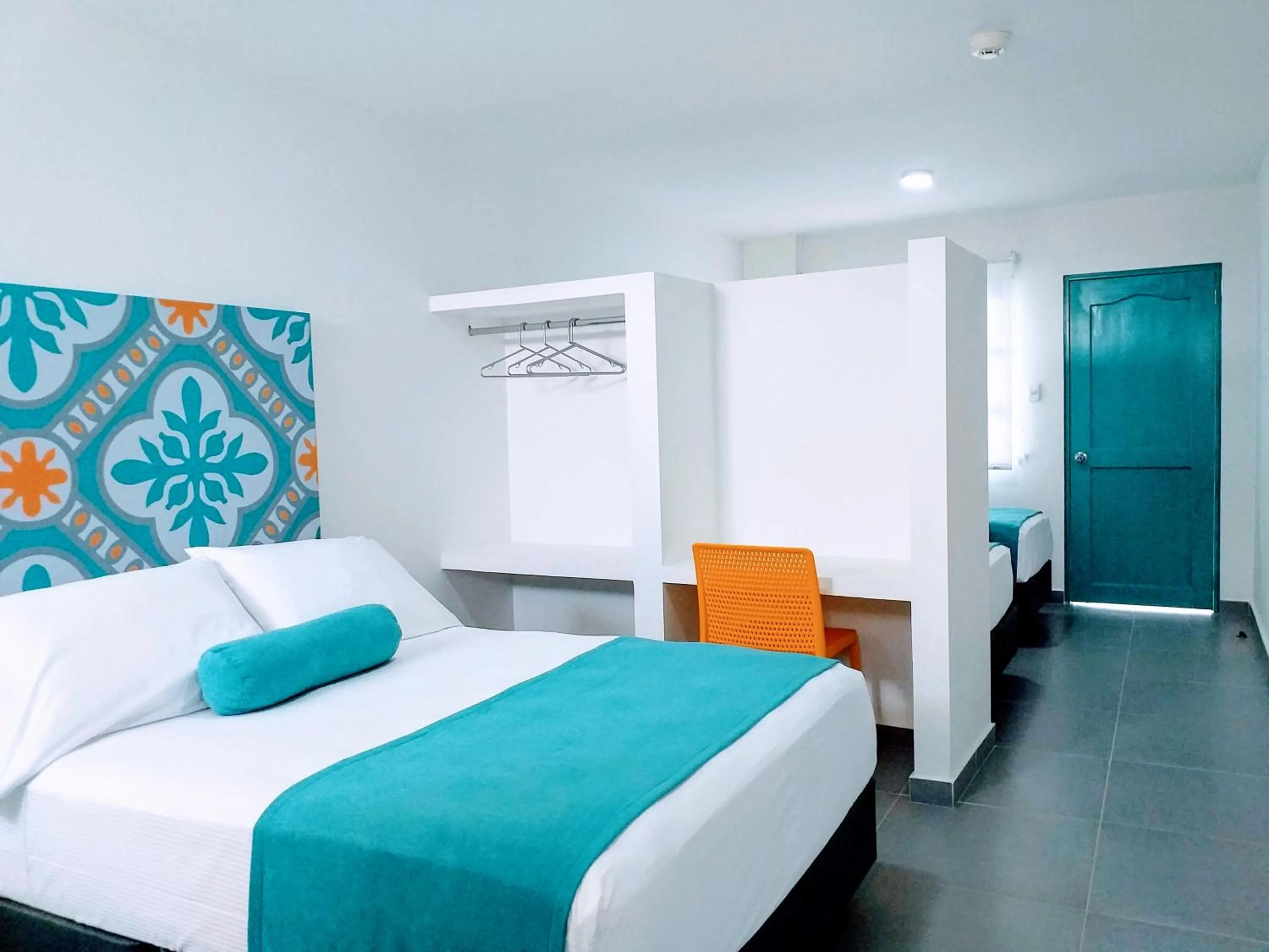 Staff, Bed in Akuamarina Hotel