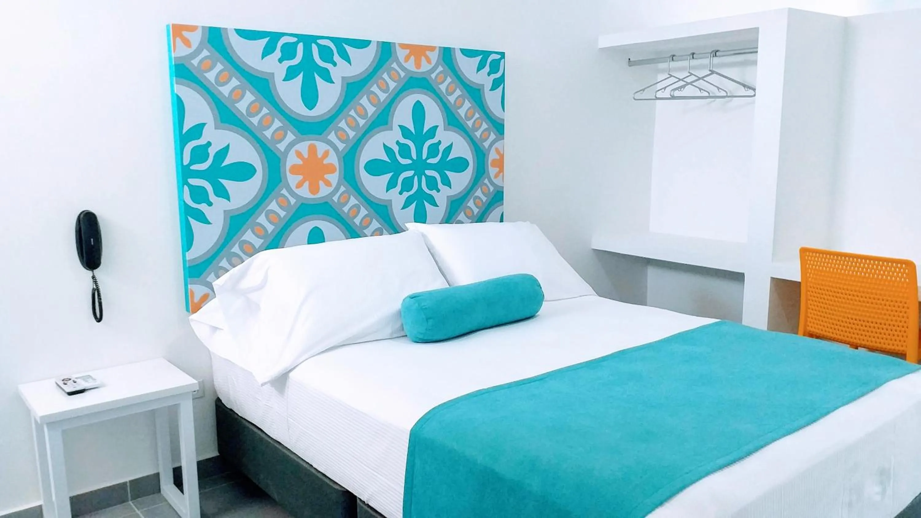 Staff, Bed in Akuamarina Hotel