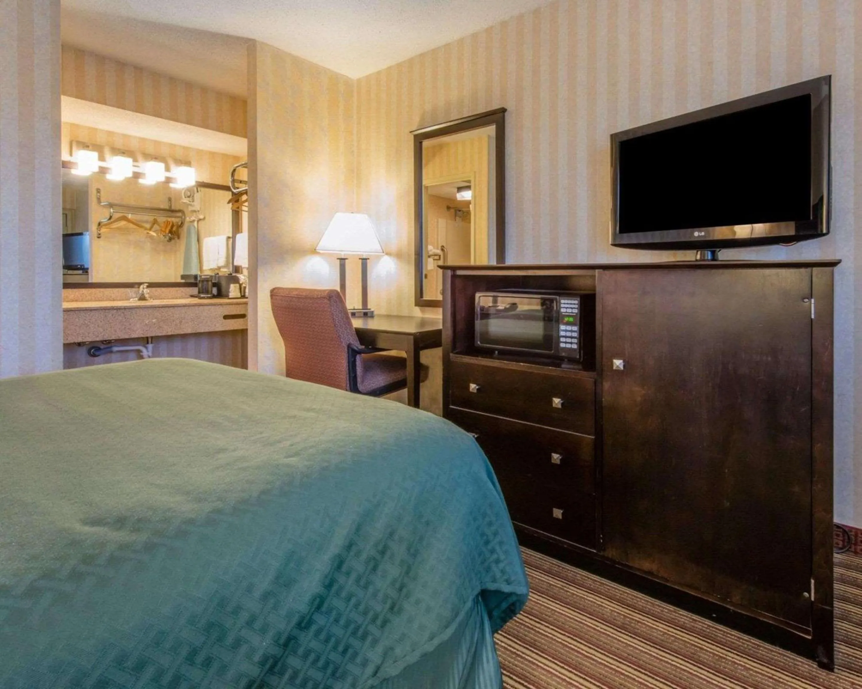 Photo of the whole room, TV/Entertainment Center in Quality Inn Barkeyville