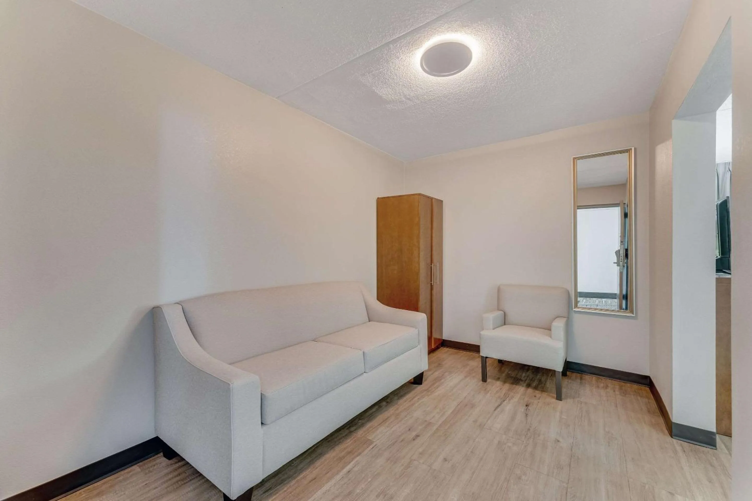 Living room in Quality Inn Easton