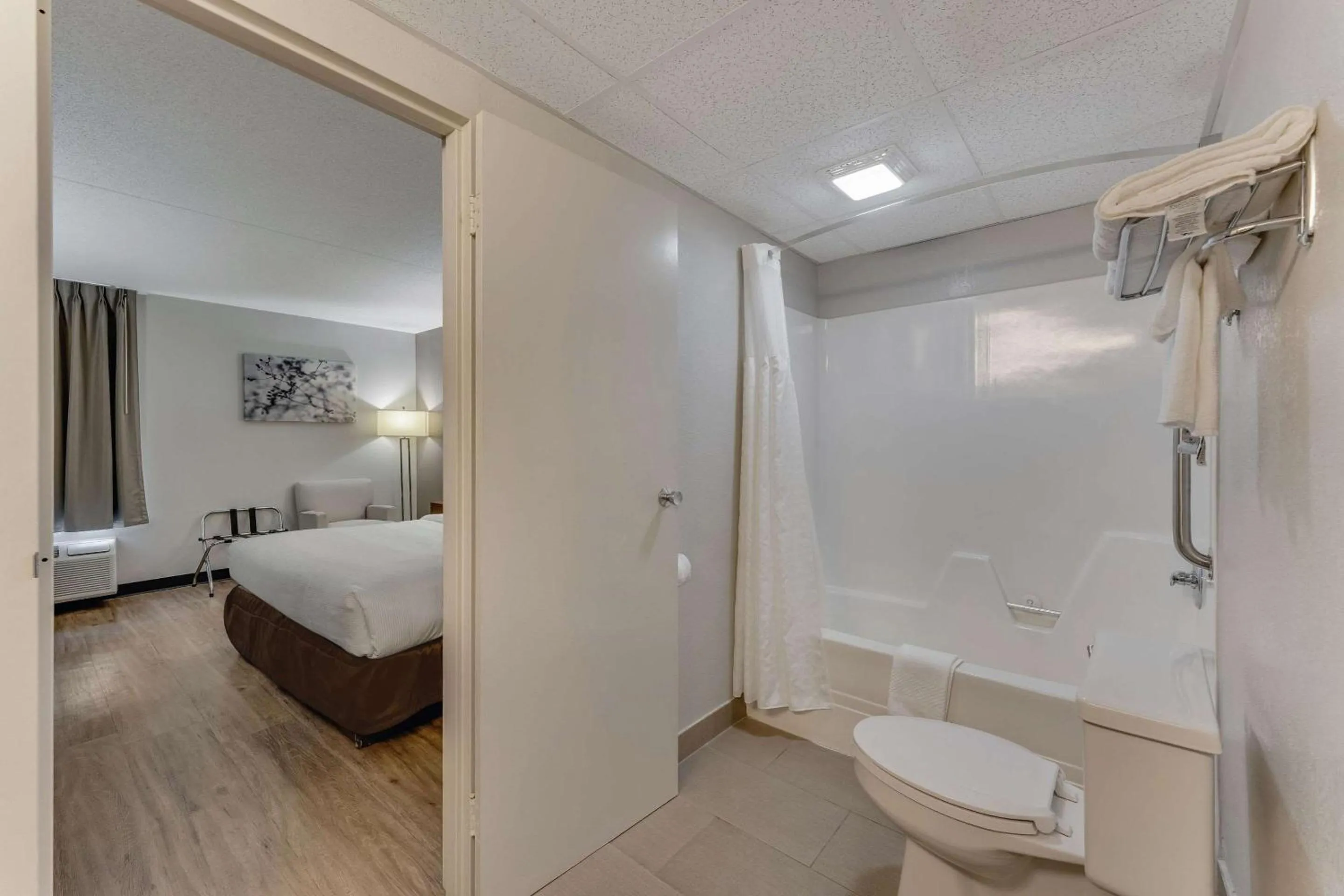 Bedroom, Bed in Quality Inn Easton