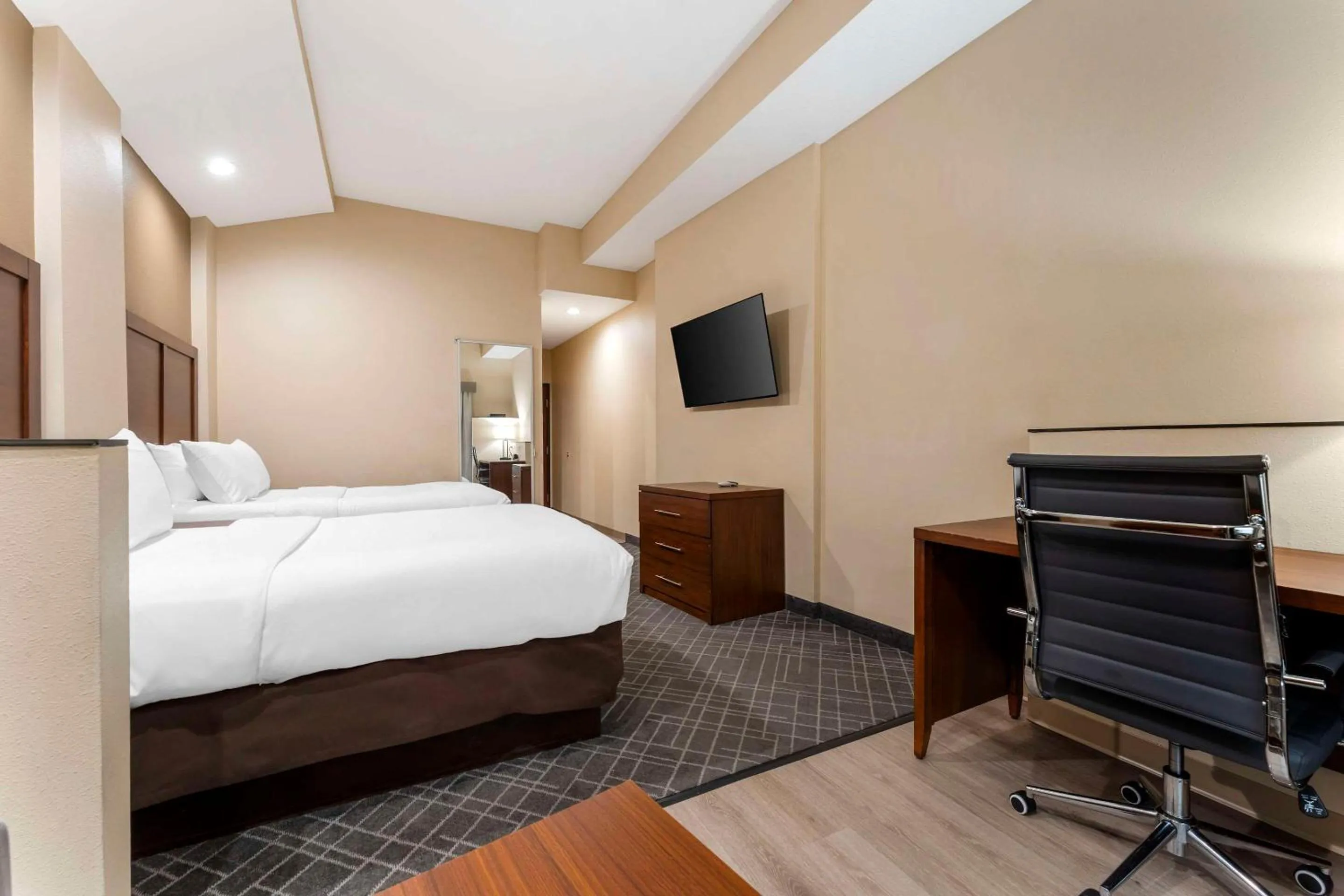 Bedroom, Bed in Comfort Suites Monaca