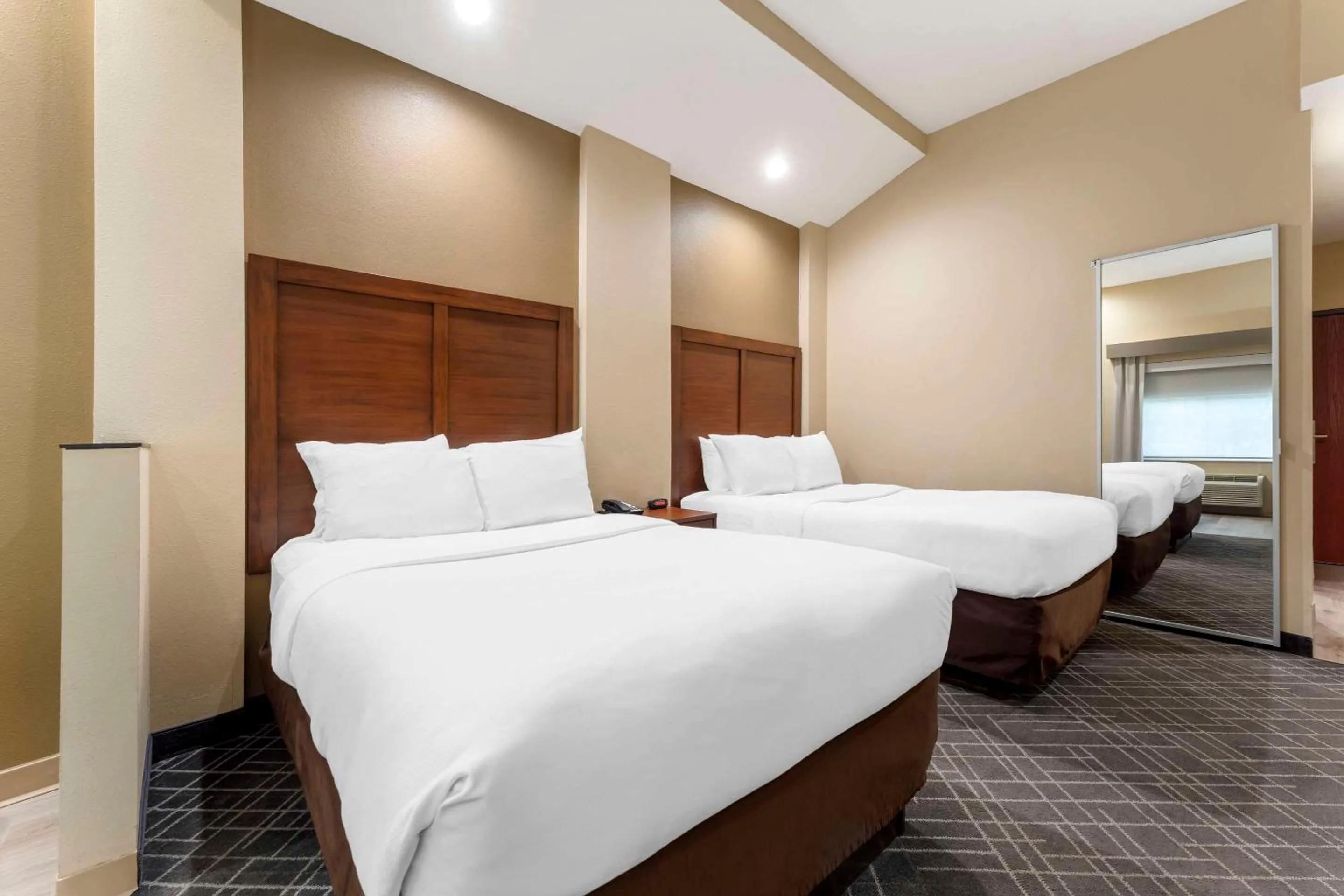 Bedroom, Bed in Comfort Suites Monaca