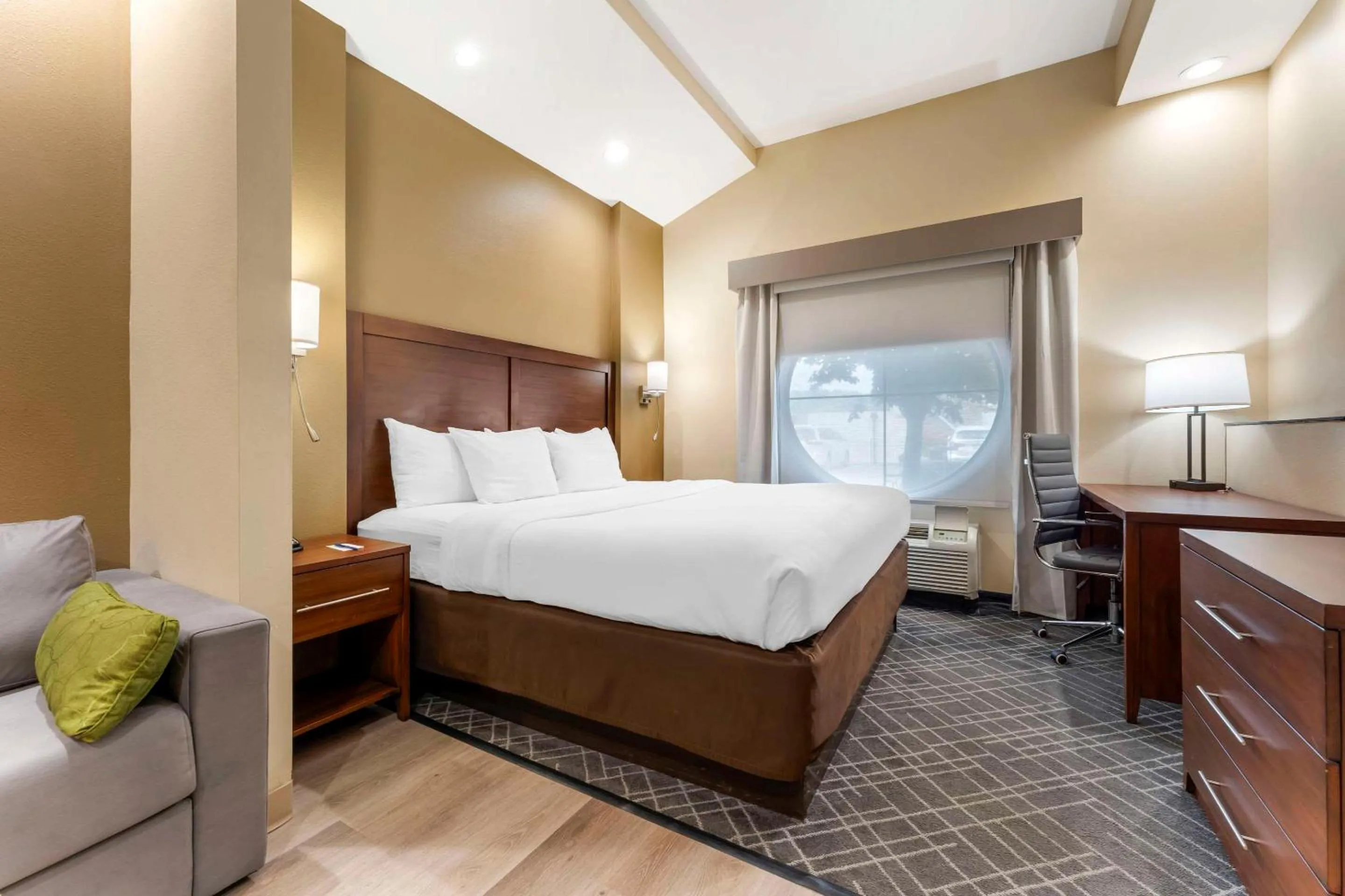 Bedroom, Bed in Comfort Suites Monaca