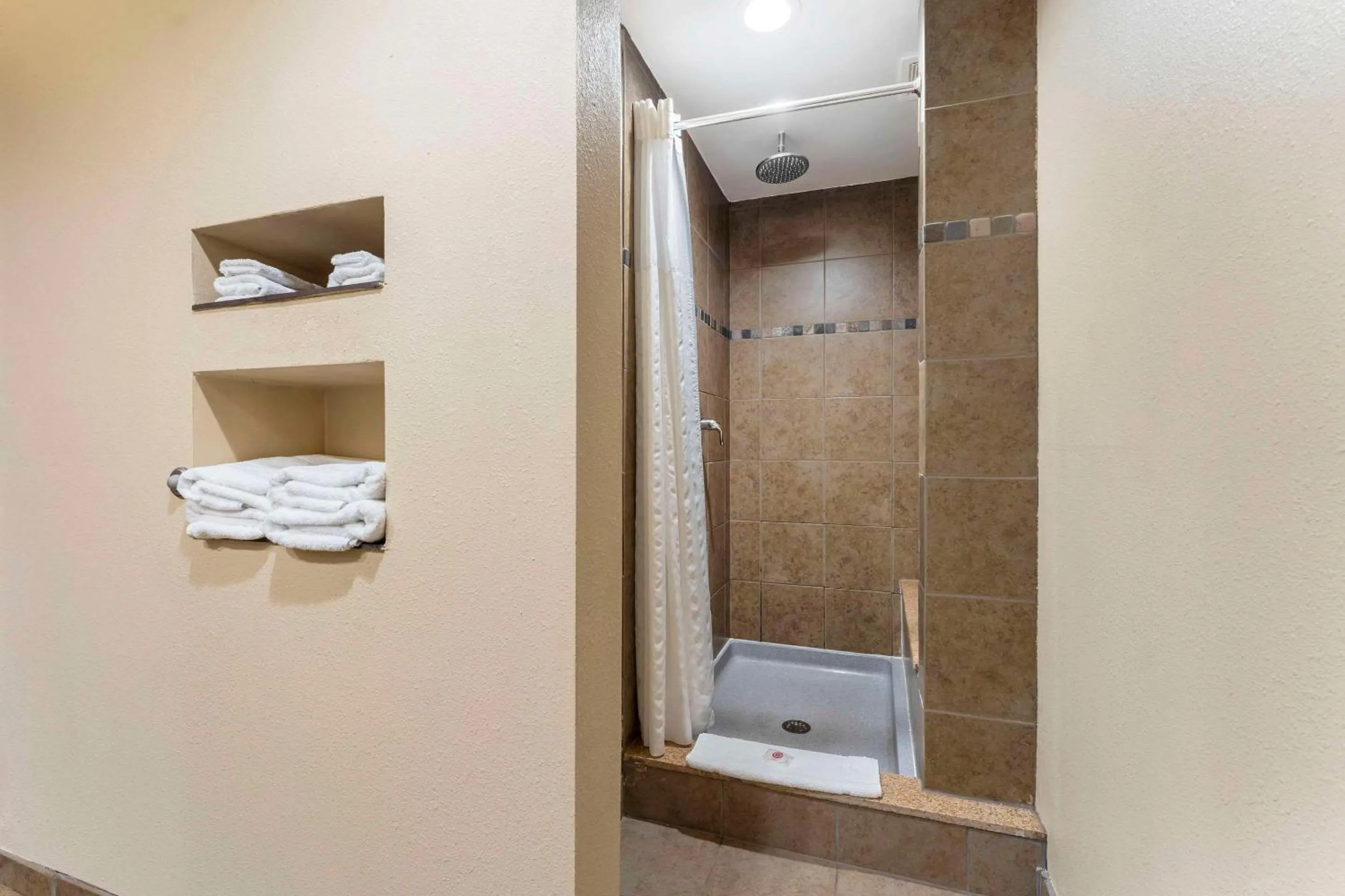 Bathroom in Comfort Suites Monaca