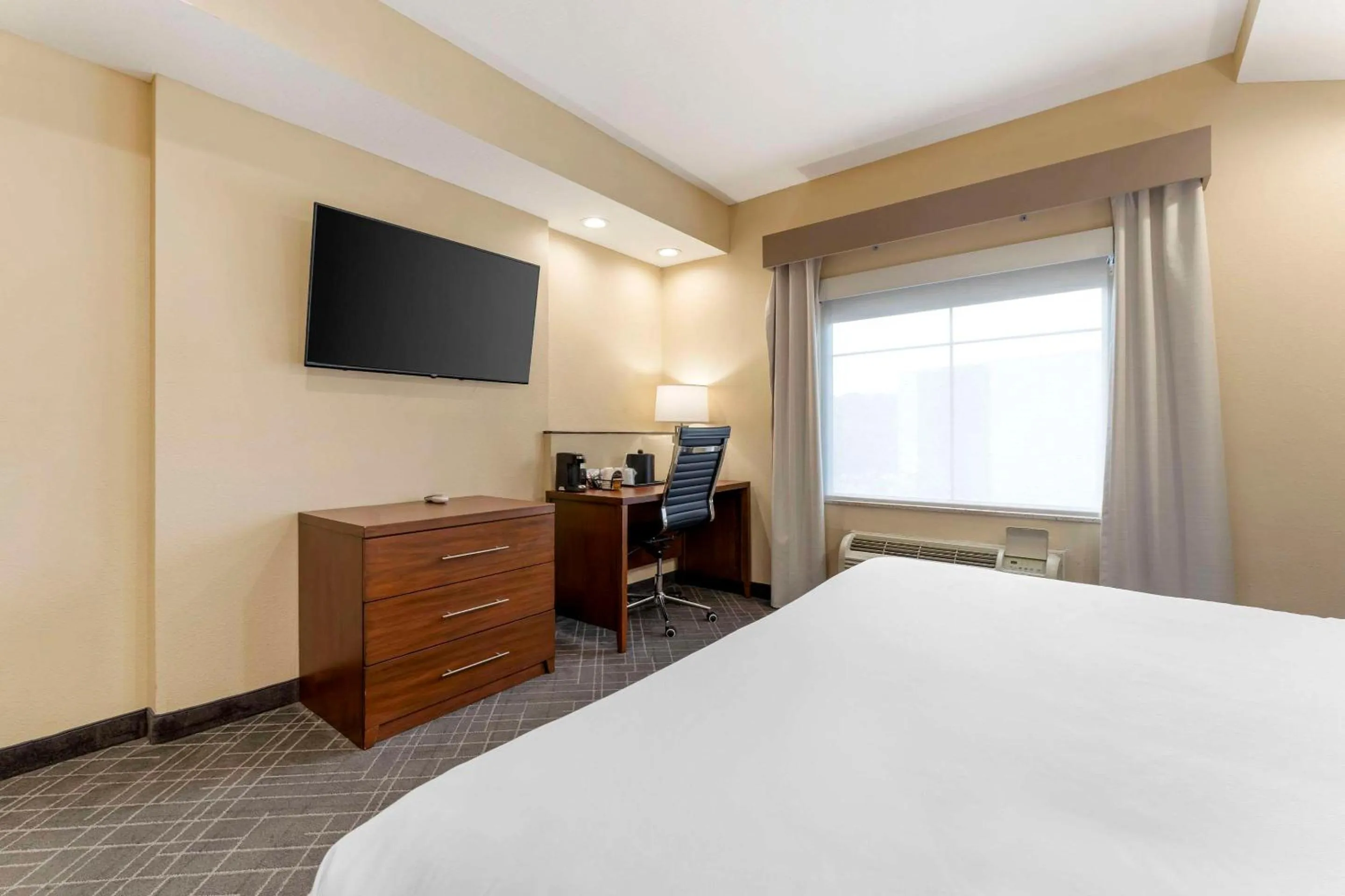 Bedroom, Bed in Comfort Suites Monaca