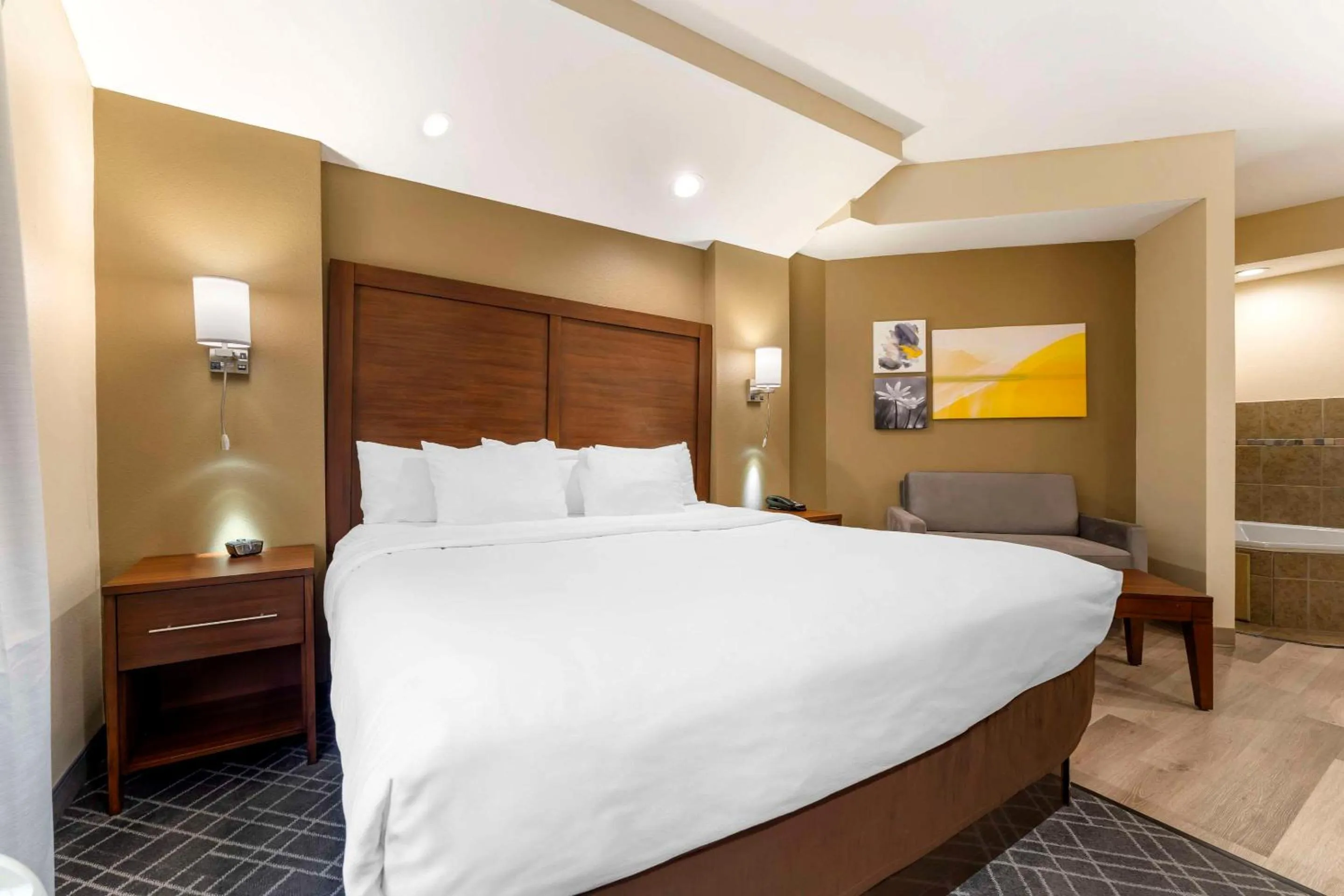 Bedroom, Bed in Comfort Suites Monaca