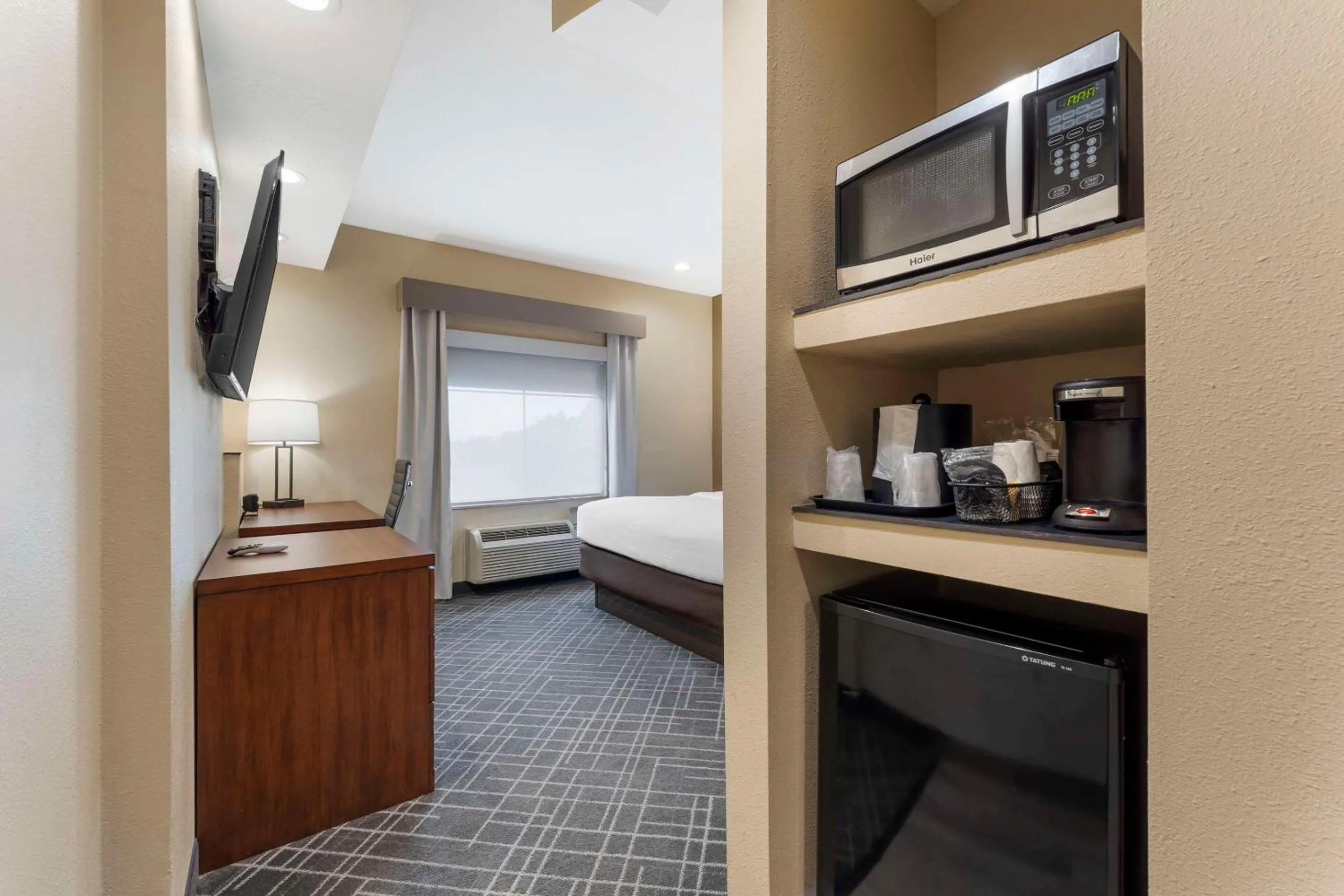 Bedroom, Bed in Comfort Suites Monaca
