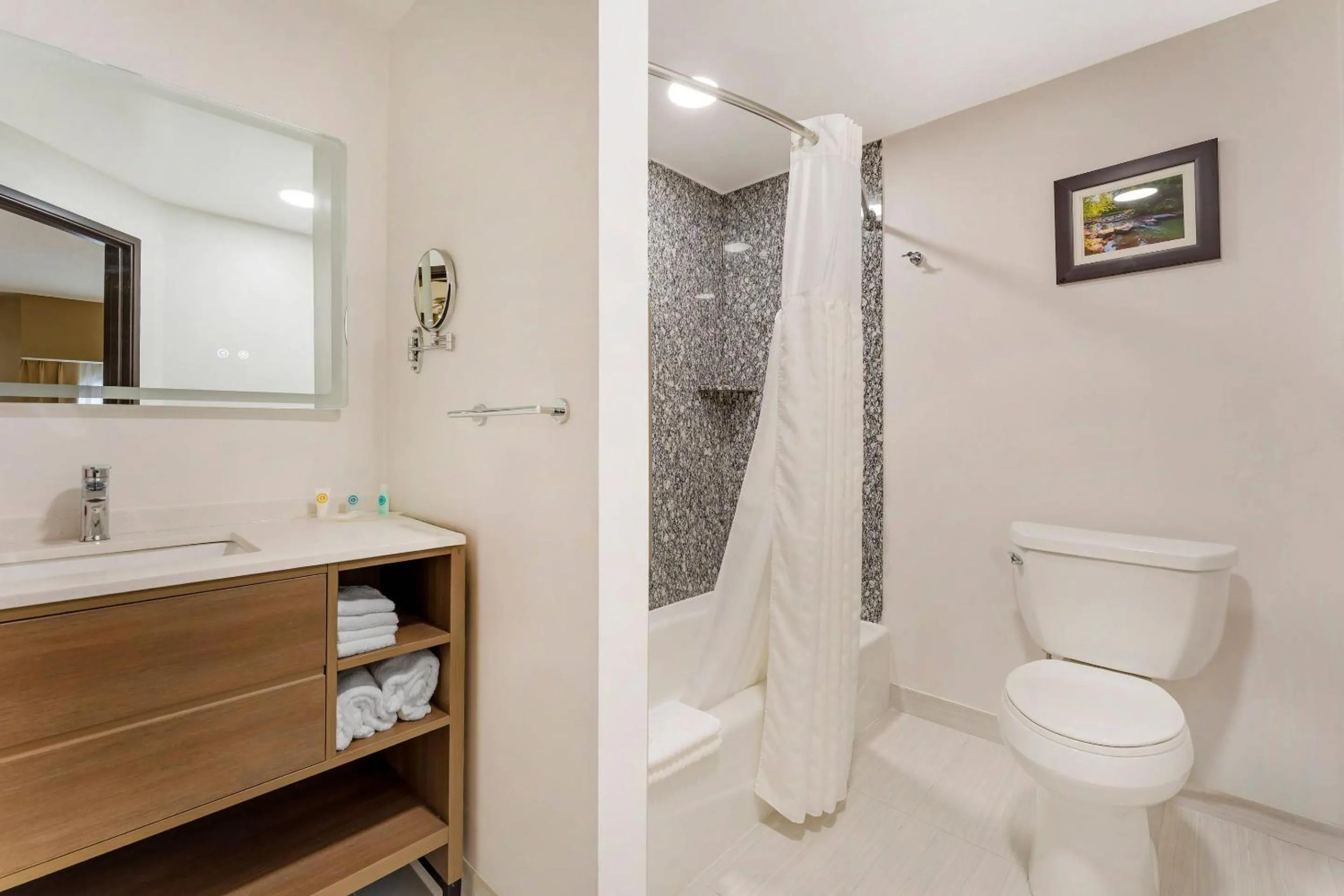 Bedroom in Comfort Suites Monroeville - Pittsburgh East