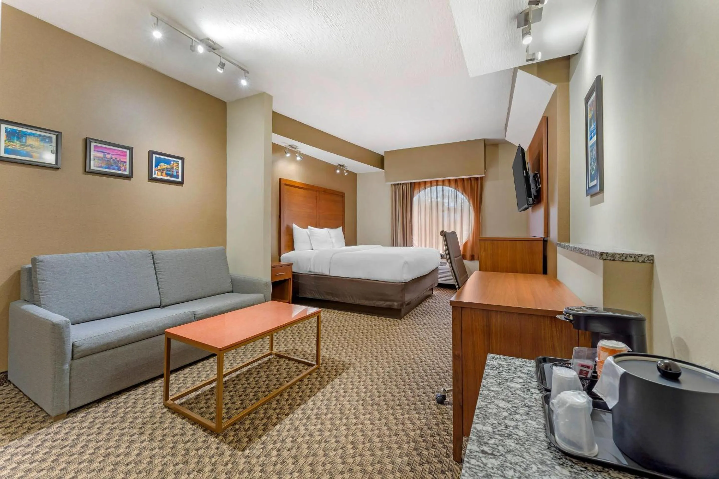 Bedroom, Bed in Comfort Suites Monroeville - Pittsburgh East