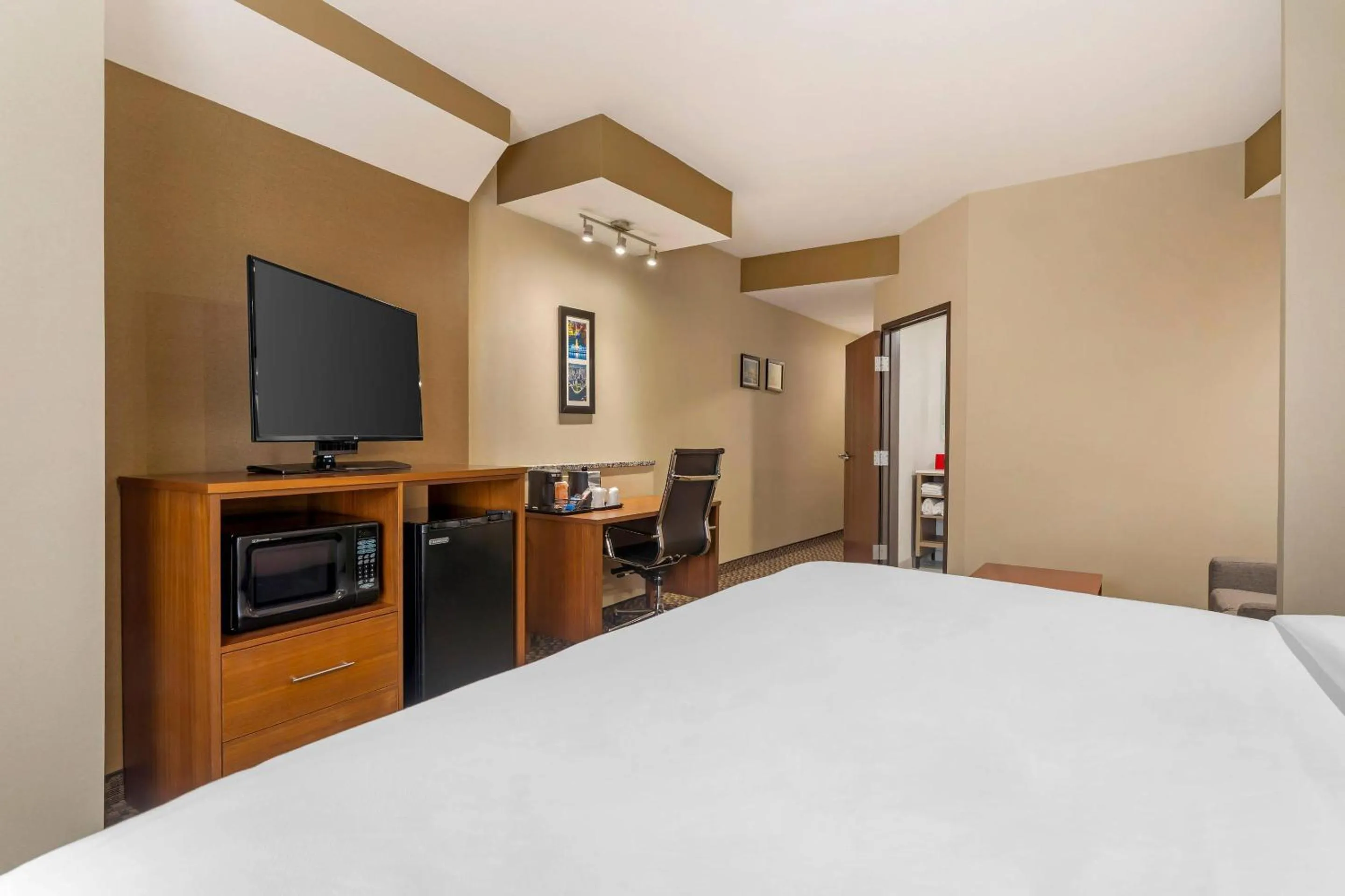 Bedroom, Bed in Comfort Suites Monroeville - Pittsburgh East