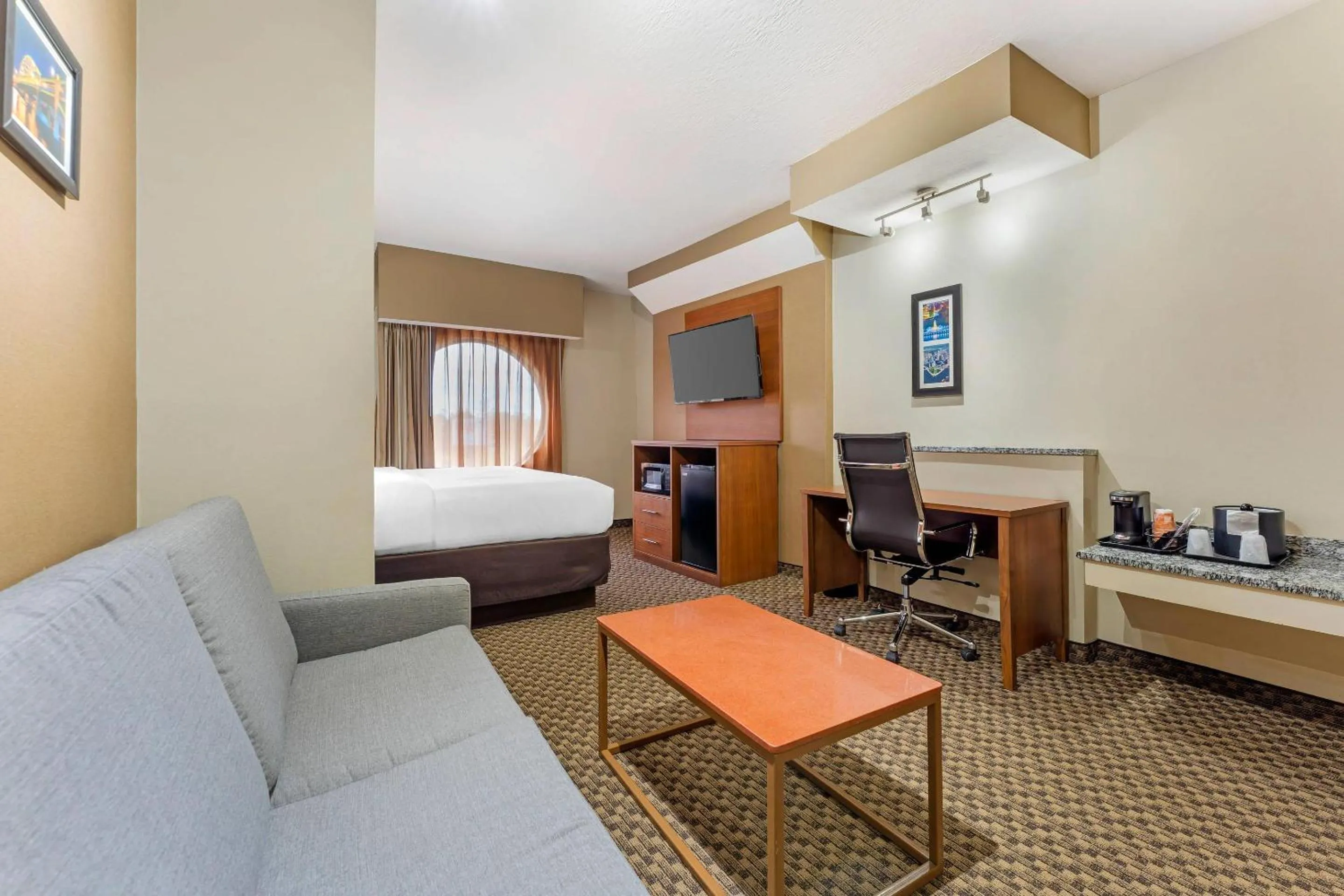 Bedroom, Bed in Comfort Suites Monroeville - Pittsburgh East