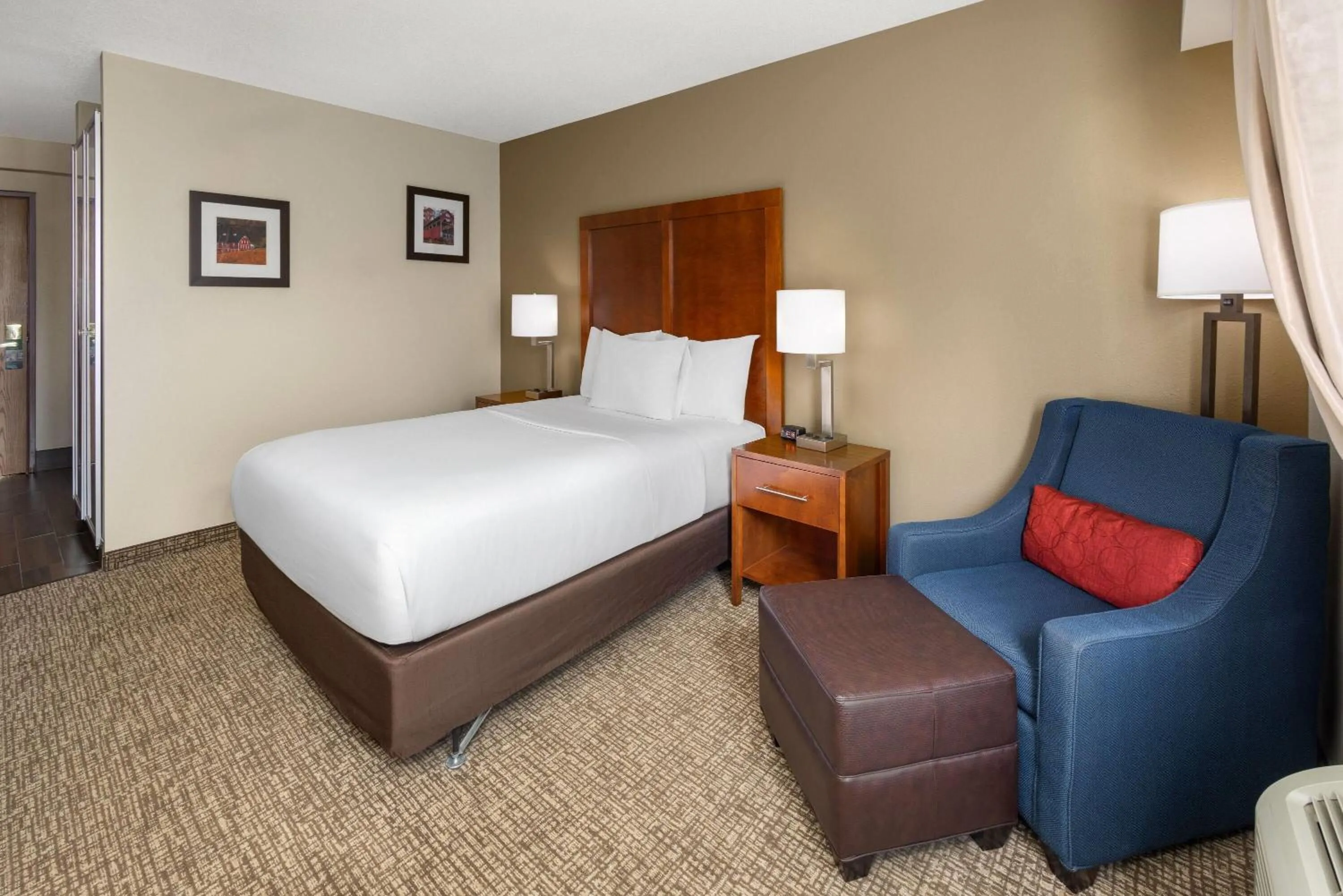 Photo of the whole room, Bed in Wingate by Wyndham Pittsburgh New Stanton