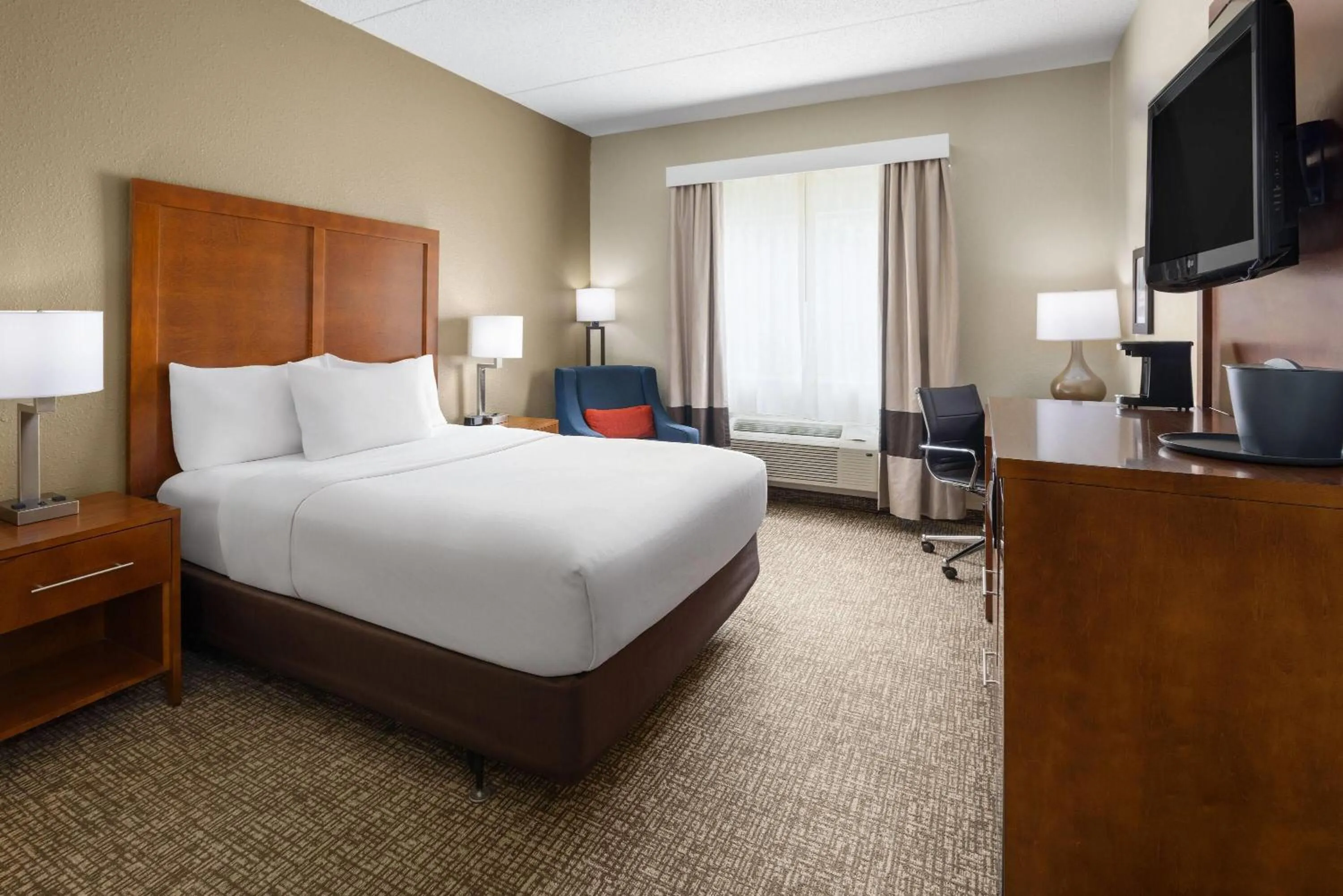 Photo of the whole room, Bed in Wingate by Wyndham Pittsburgh New Stanton