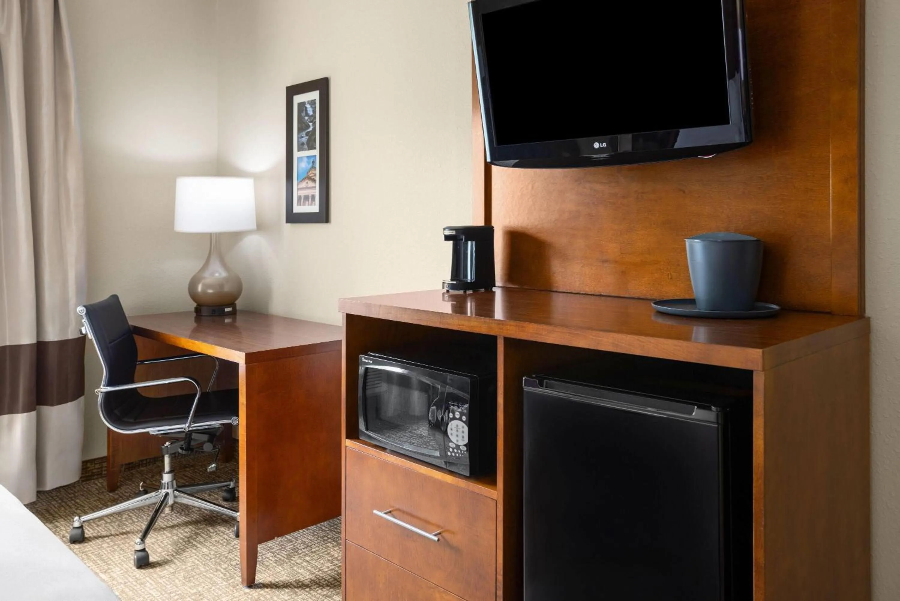 Photo of the whole room in Wingate by Wyndham Pittsburgh New Stanton