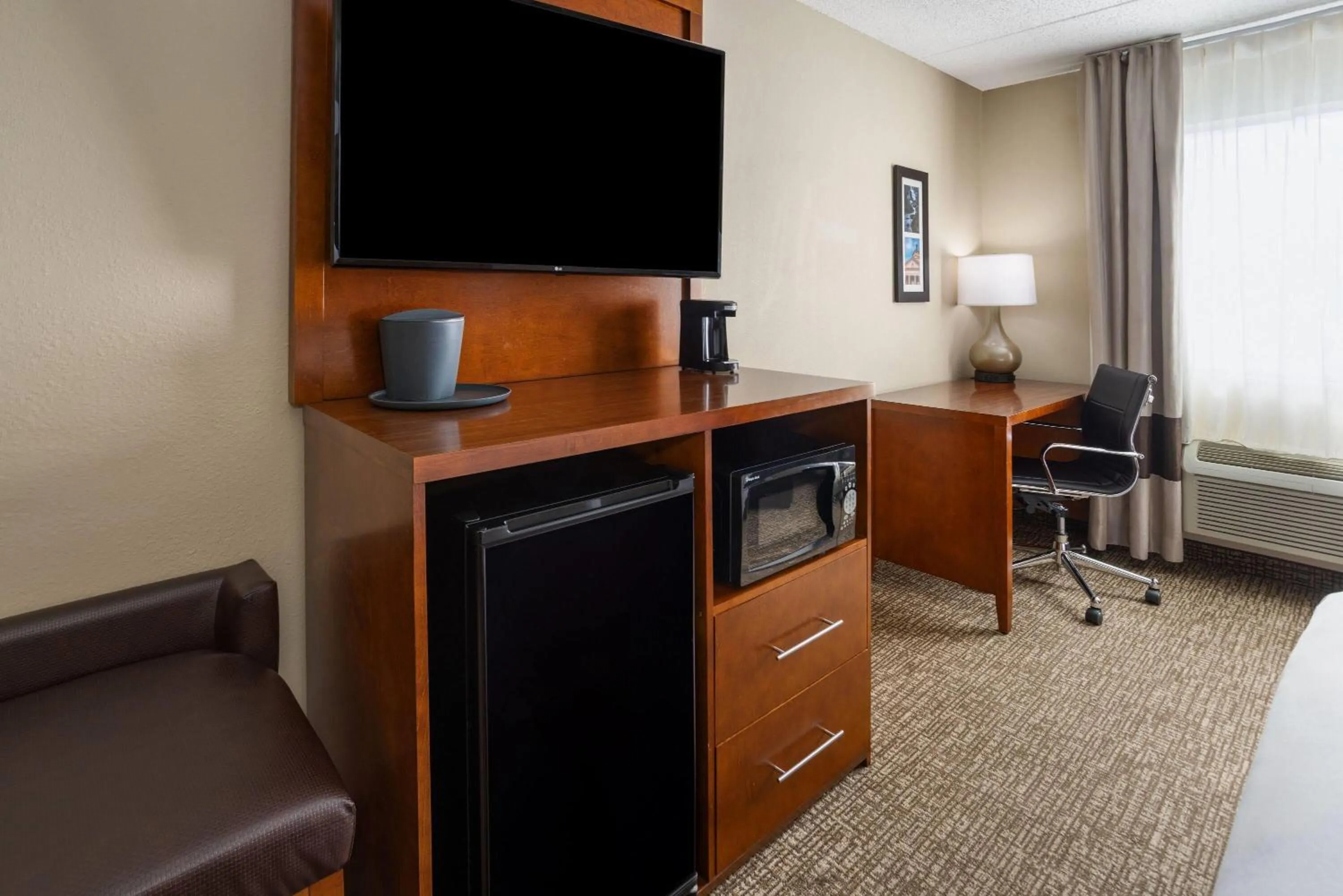 Photo of the whole room, Bed in Wingate by Wyndham Pittsburgh New Stanton