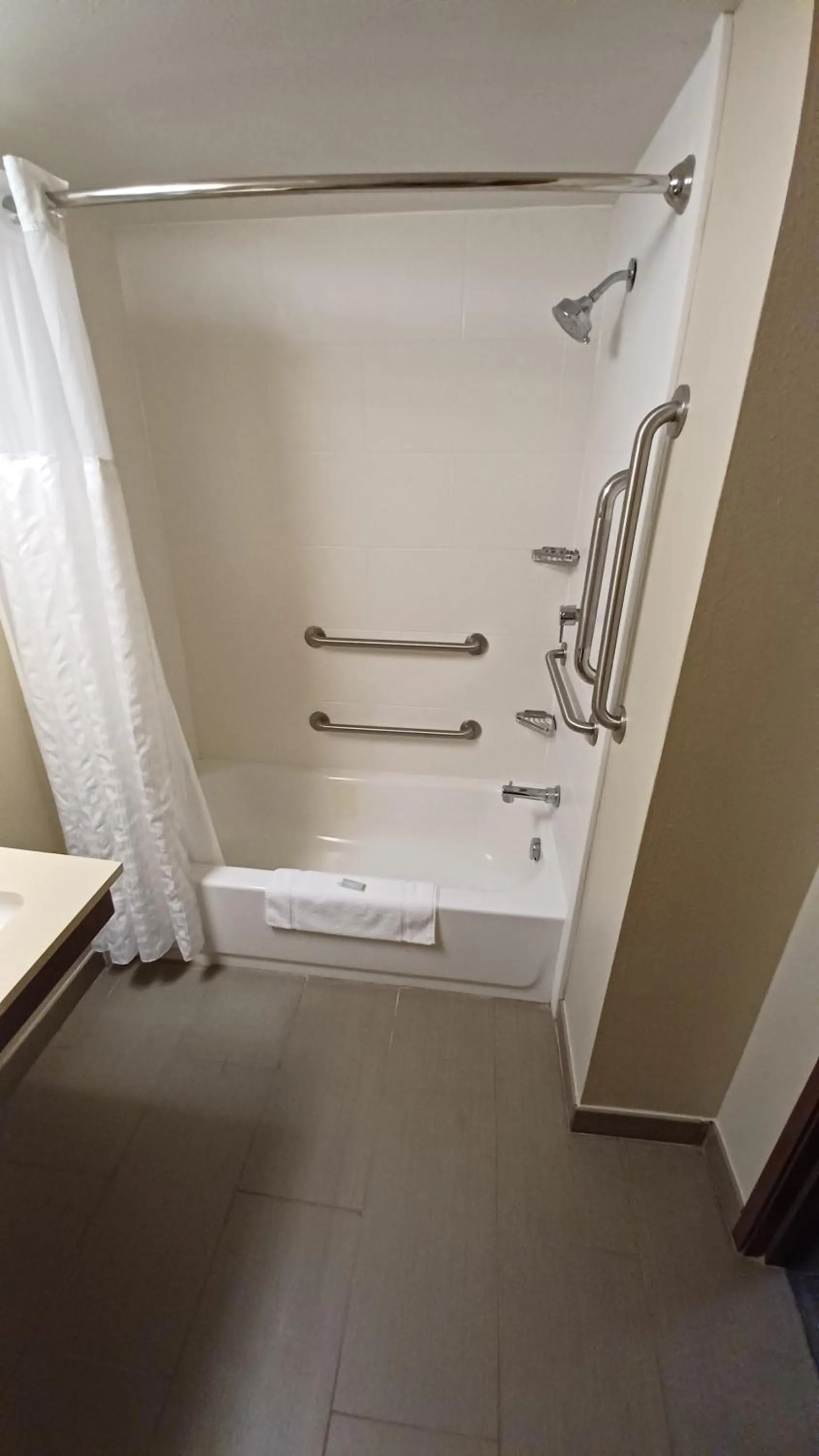 Bath in Wingate by Wyndham Pittsburgh New Stanton