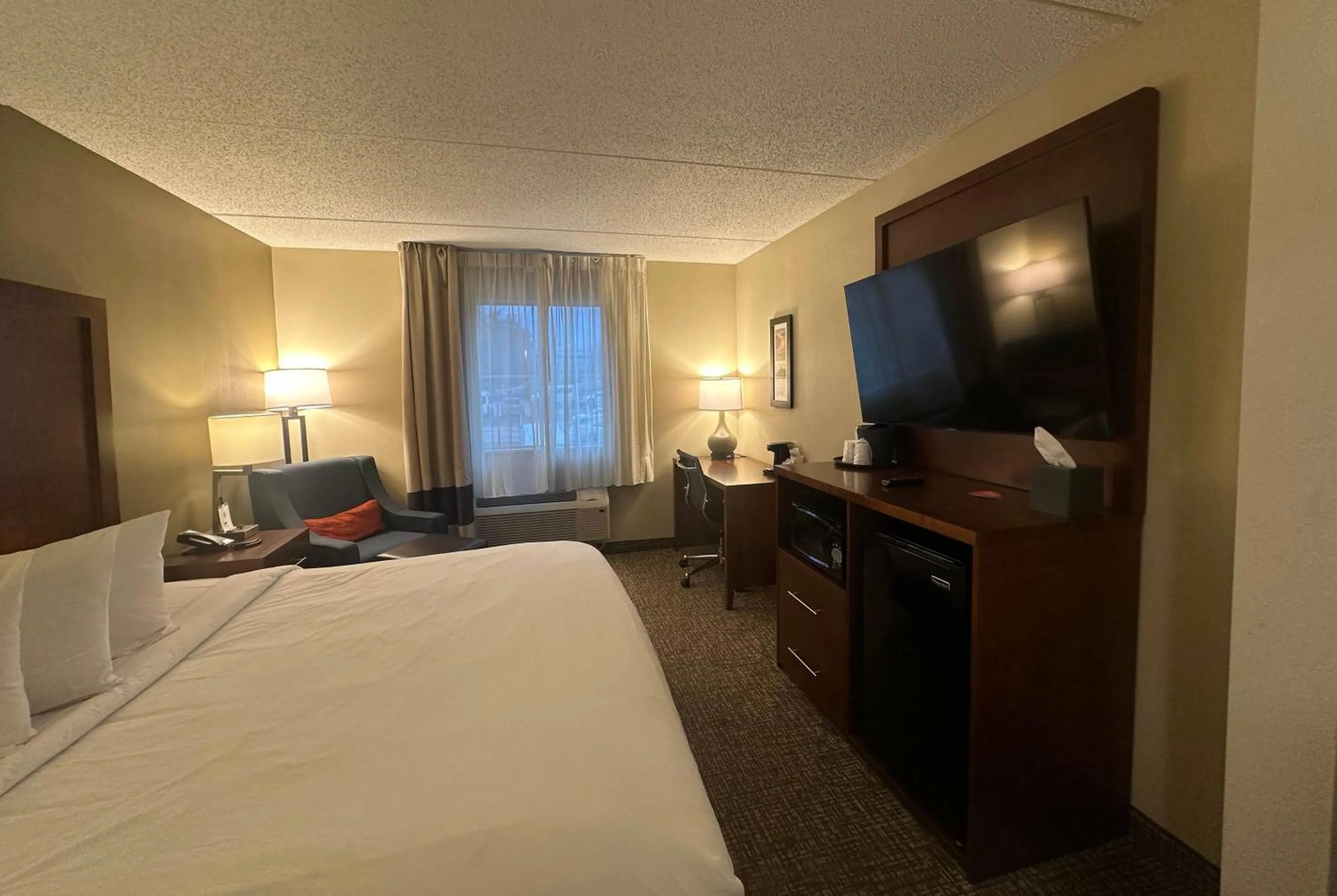 Photo of the whole room, Bed in Wingate by Wyndham Pittsburgh West Mifflin