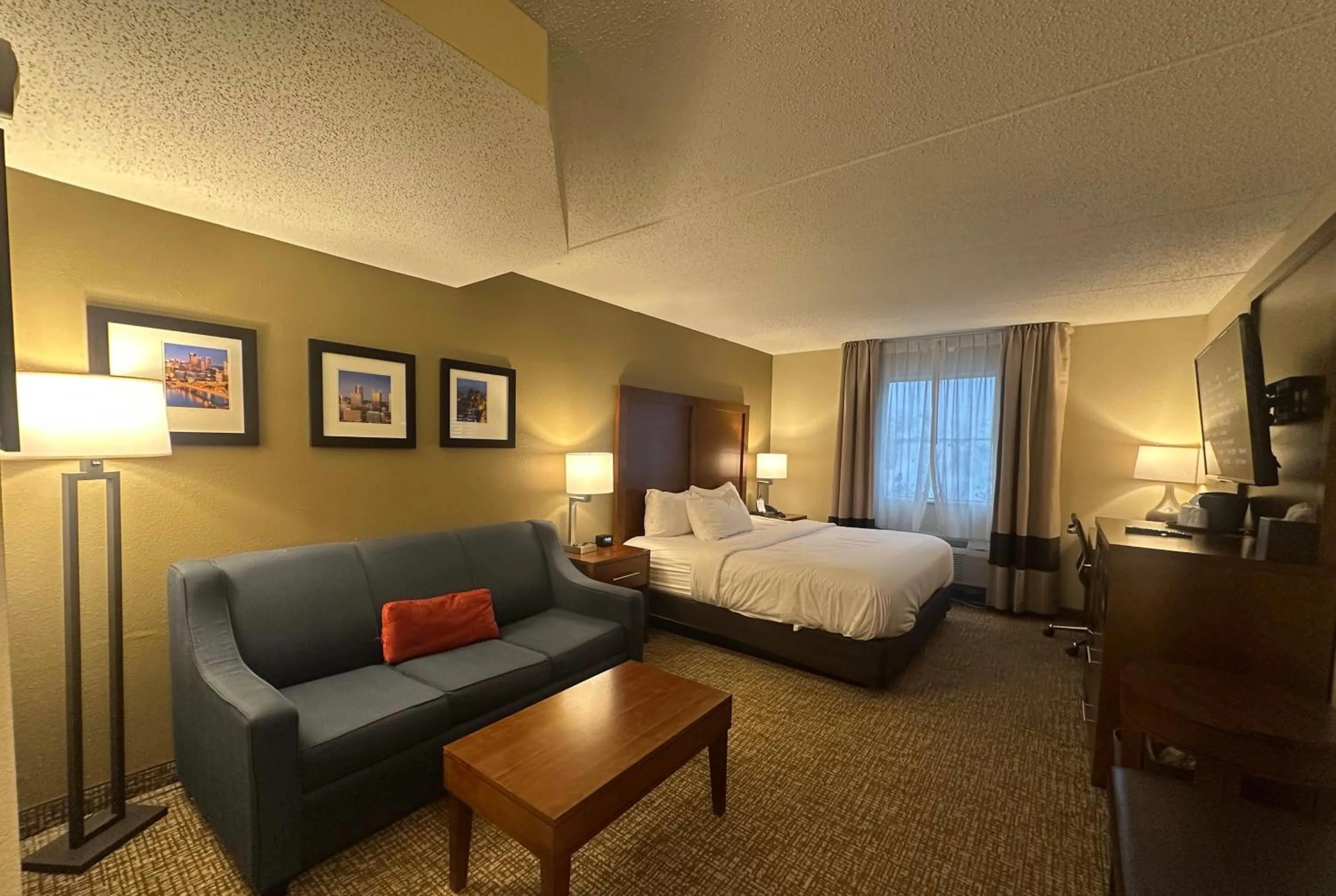 Photo of the whole room, Bed in Wingate by Wyndham Pittsburgh West Mifflin
